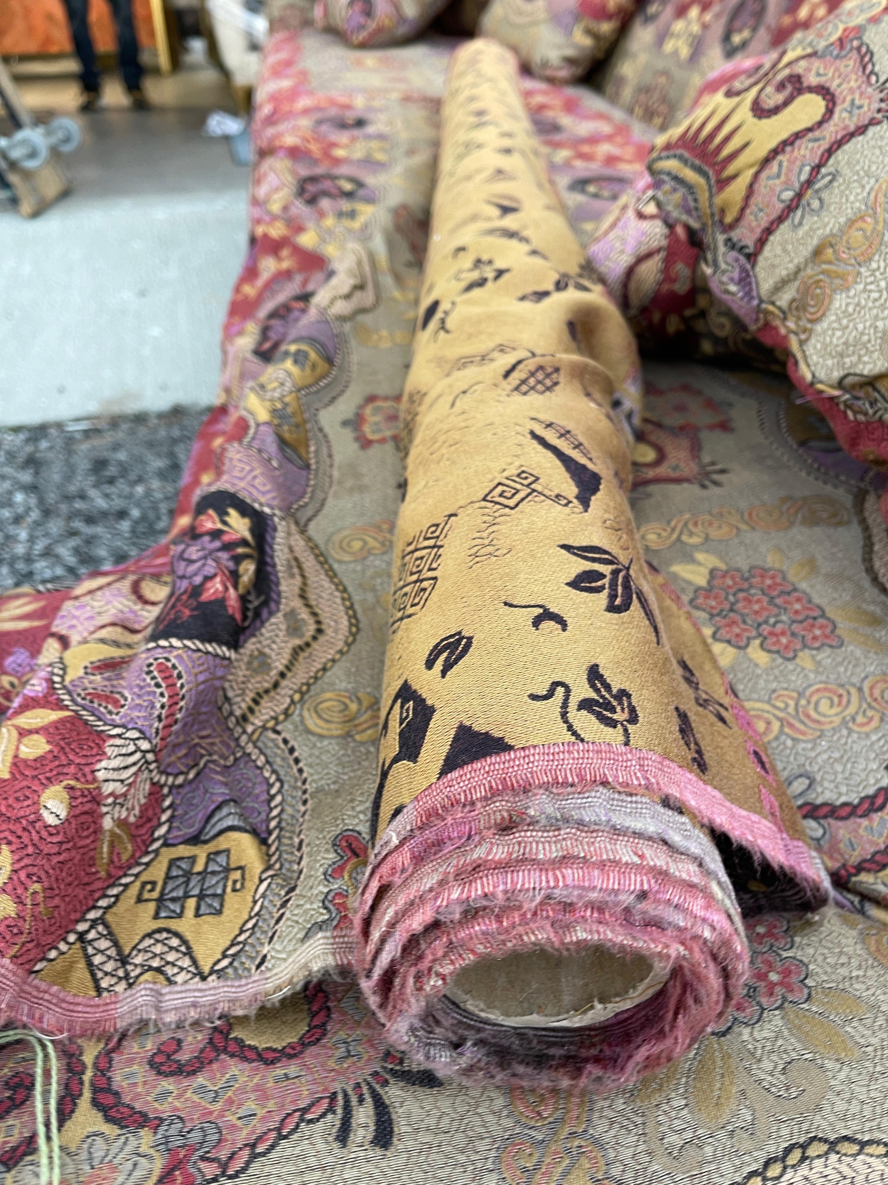 Divano a forma di L in Clarence House Dragon Empress (Vino) in vendita 4