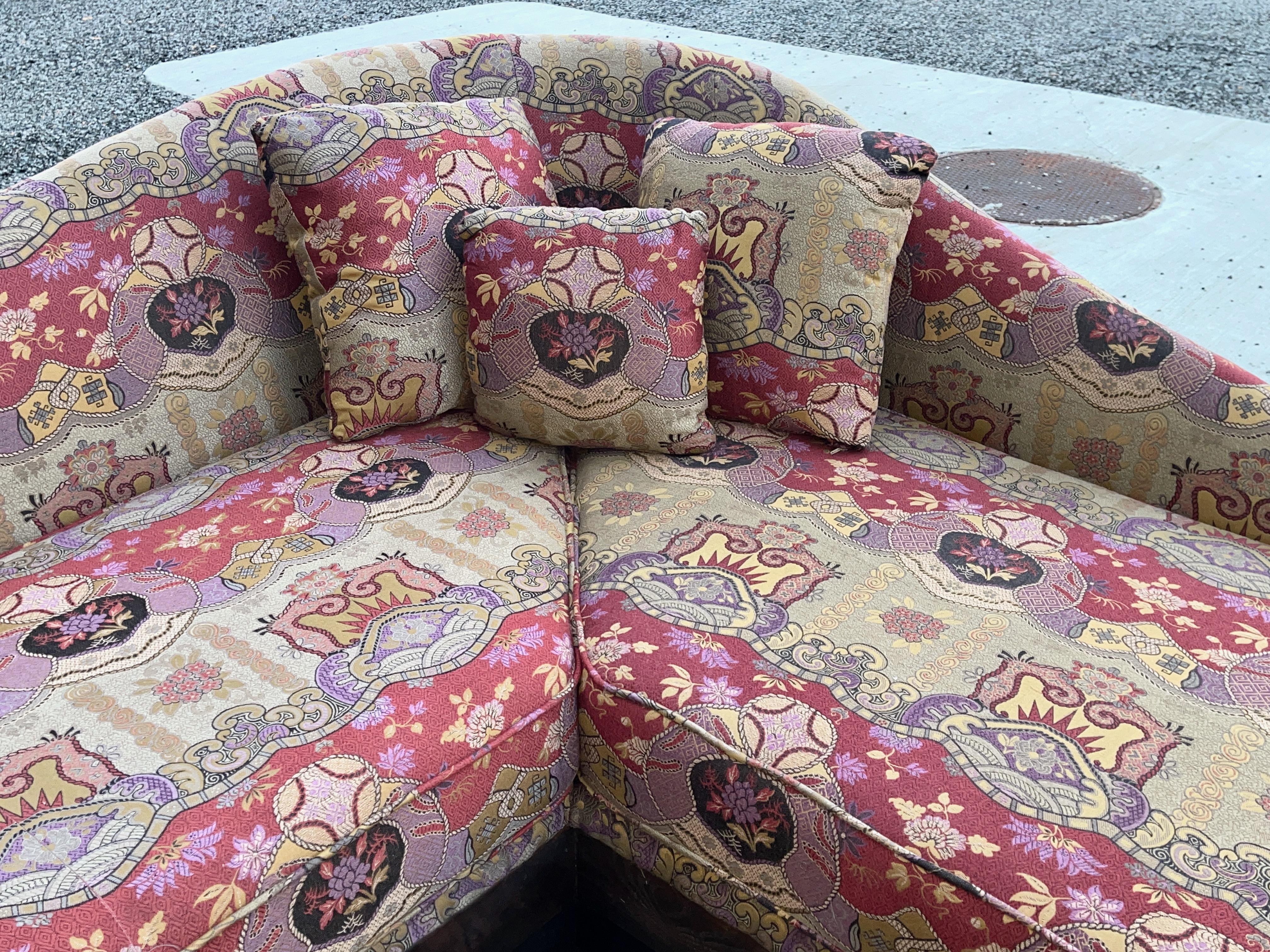 Divano a forma di L in Clarence House Dragon Empress (Vino) in vendita 5