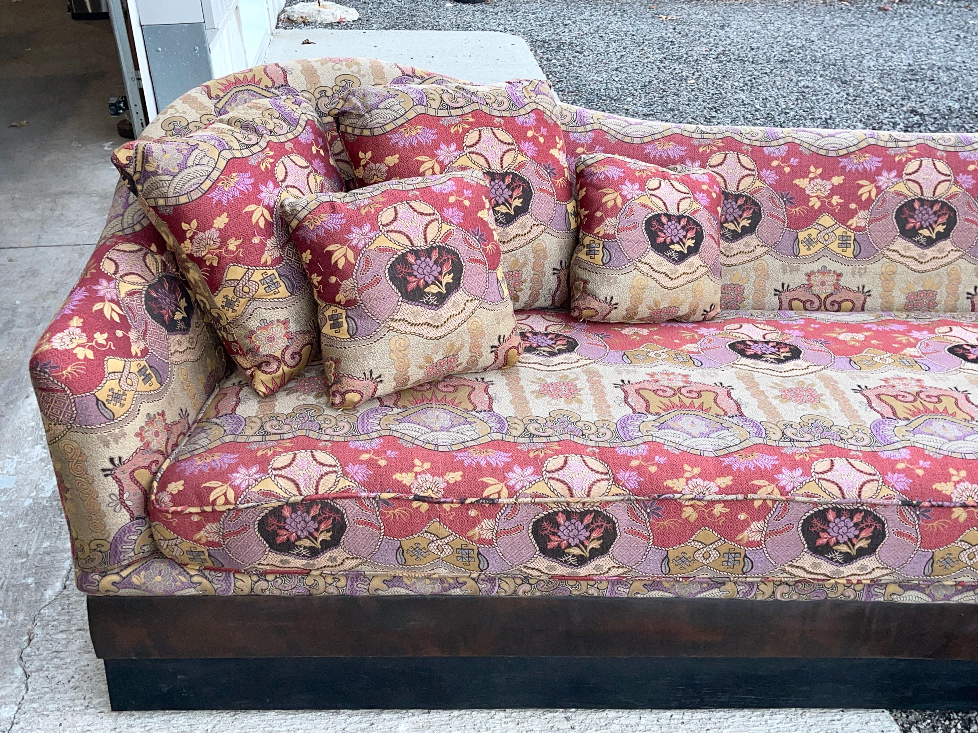 Divano a forma di L in Clarence House Dragon Empress (Vino) in vendita 6