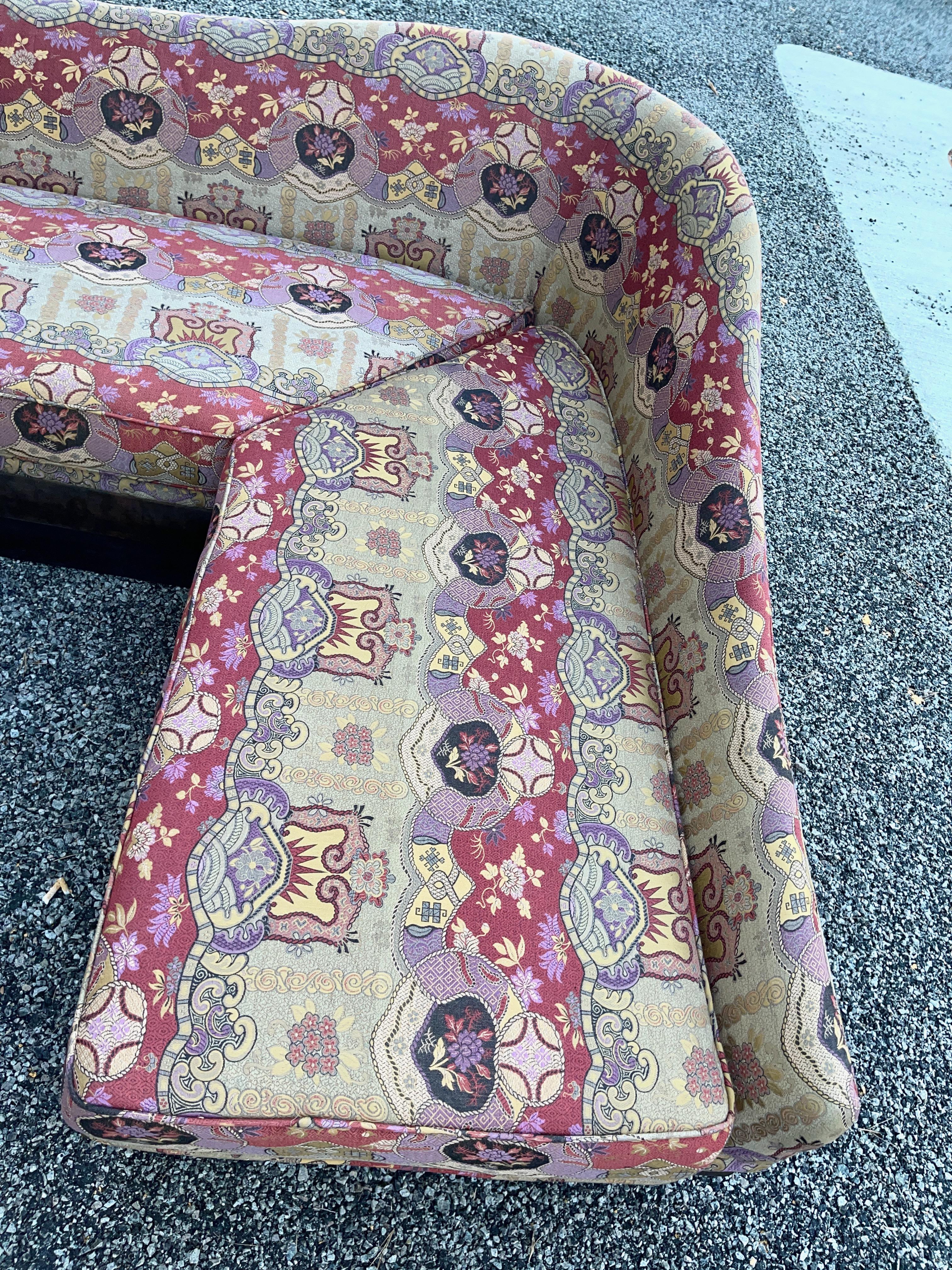 Divano a forma di L in Clarence House Dragon Empress (Vino) in vendita 7