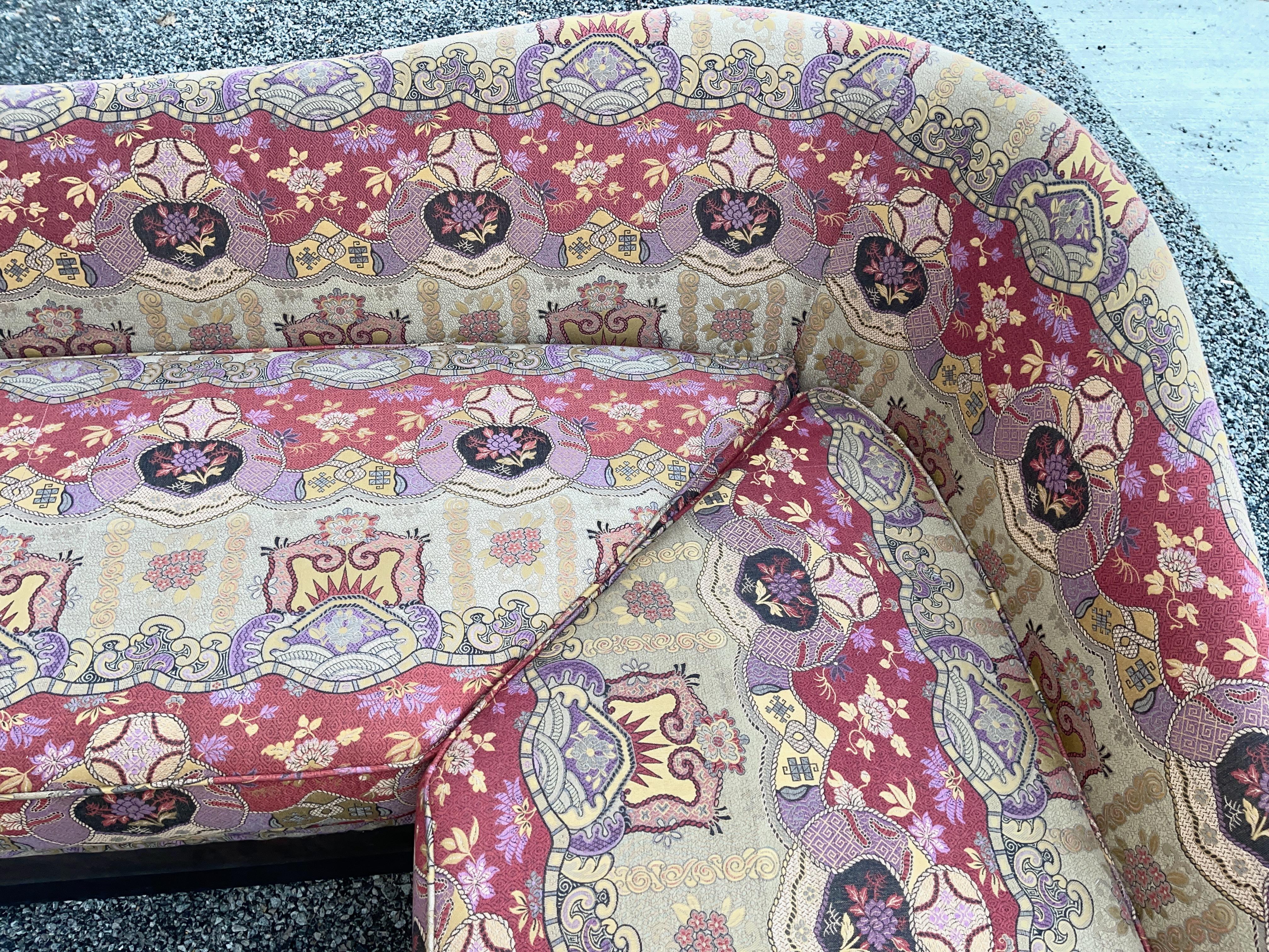 Divano a forma di L in Clarence House Dragon Empress (Vino) in vendita 8