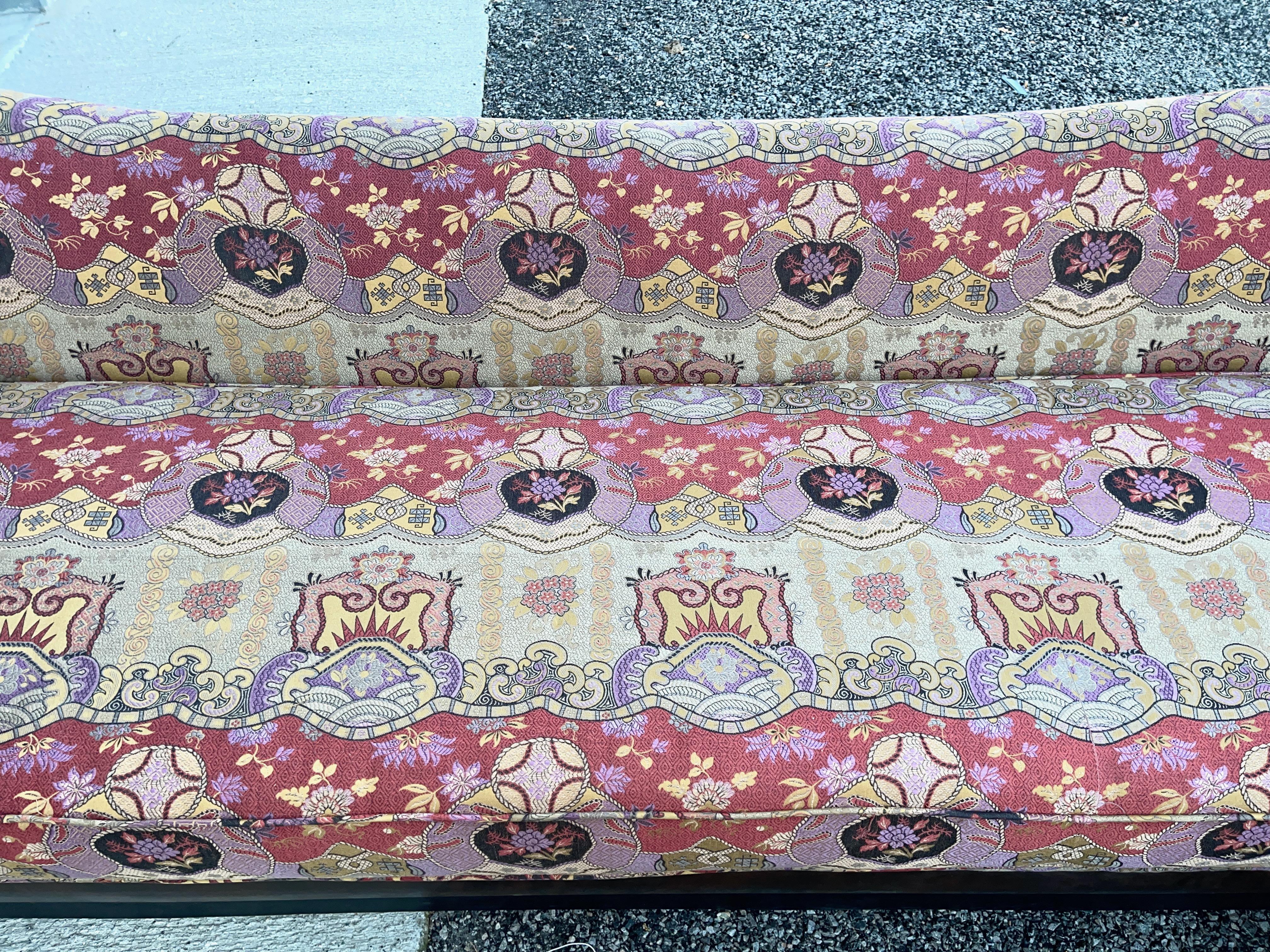 Divano a forma di L in Clarence House Dragon Empress (Vino) in vendita 9