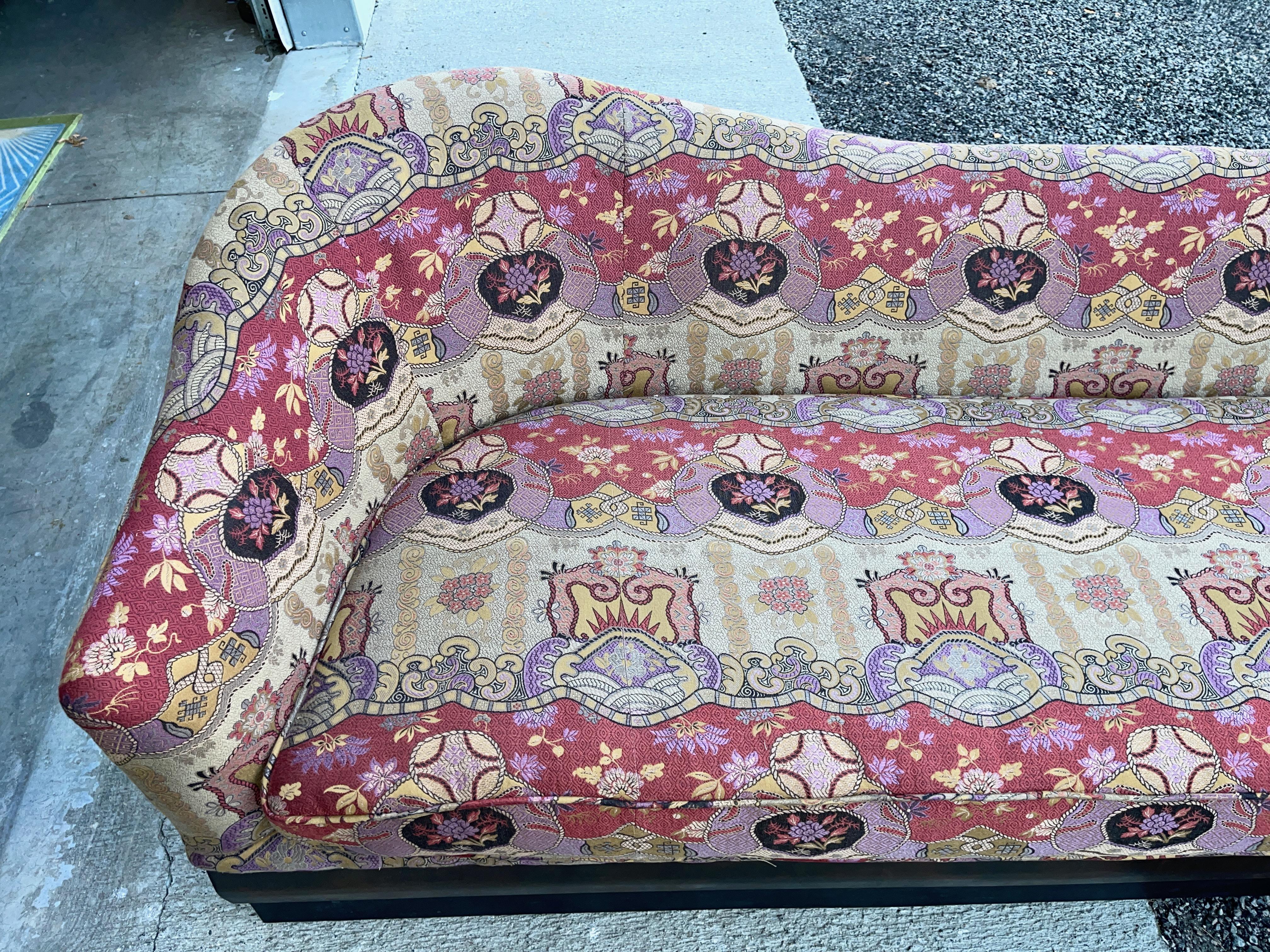 Divano a forma di L in Clarence House Dragon Empress (Vino) in vendita 10