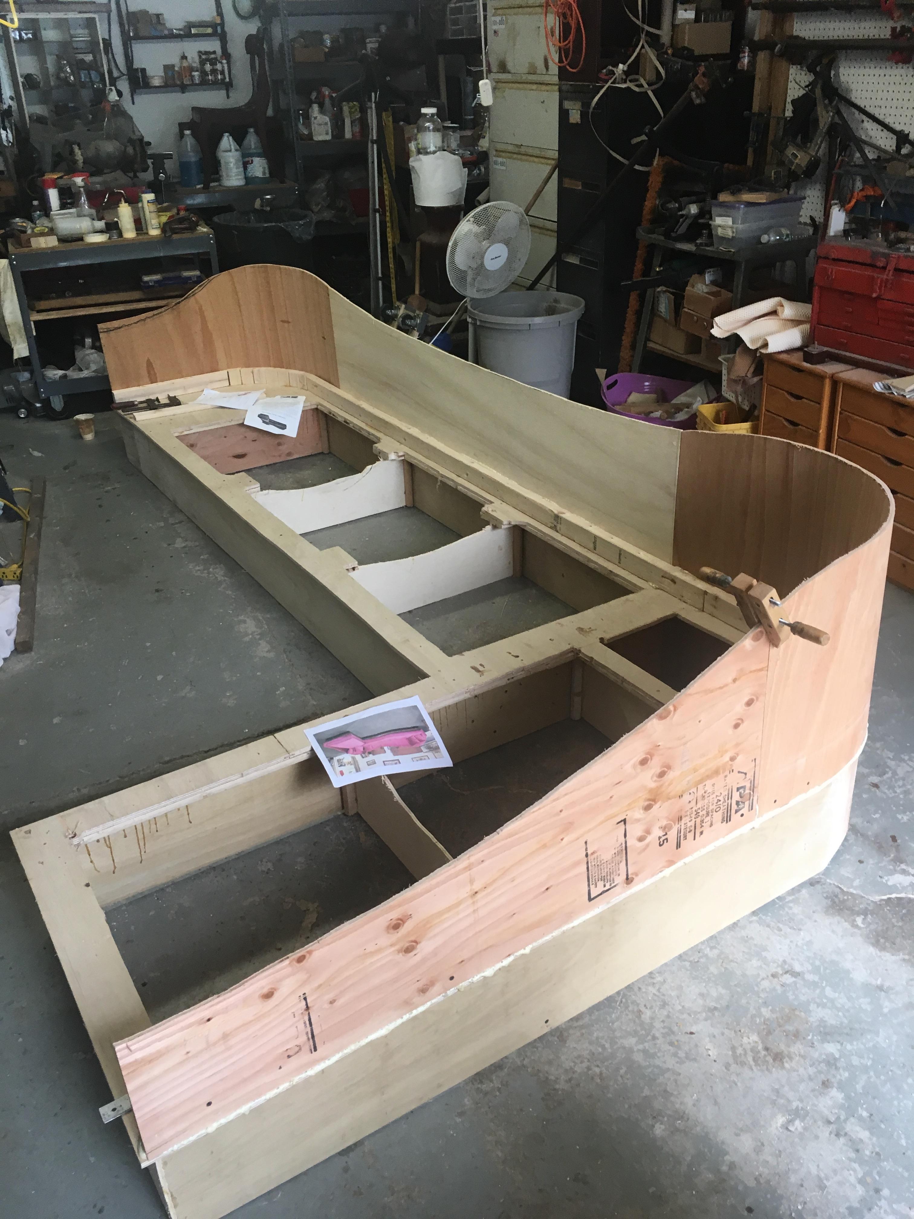 Divano a forma di L in Clarence House Dragon Empress (Vino) in vendita 11