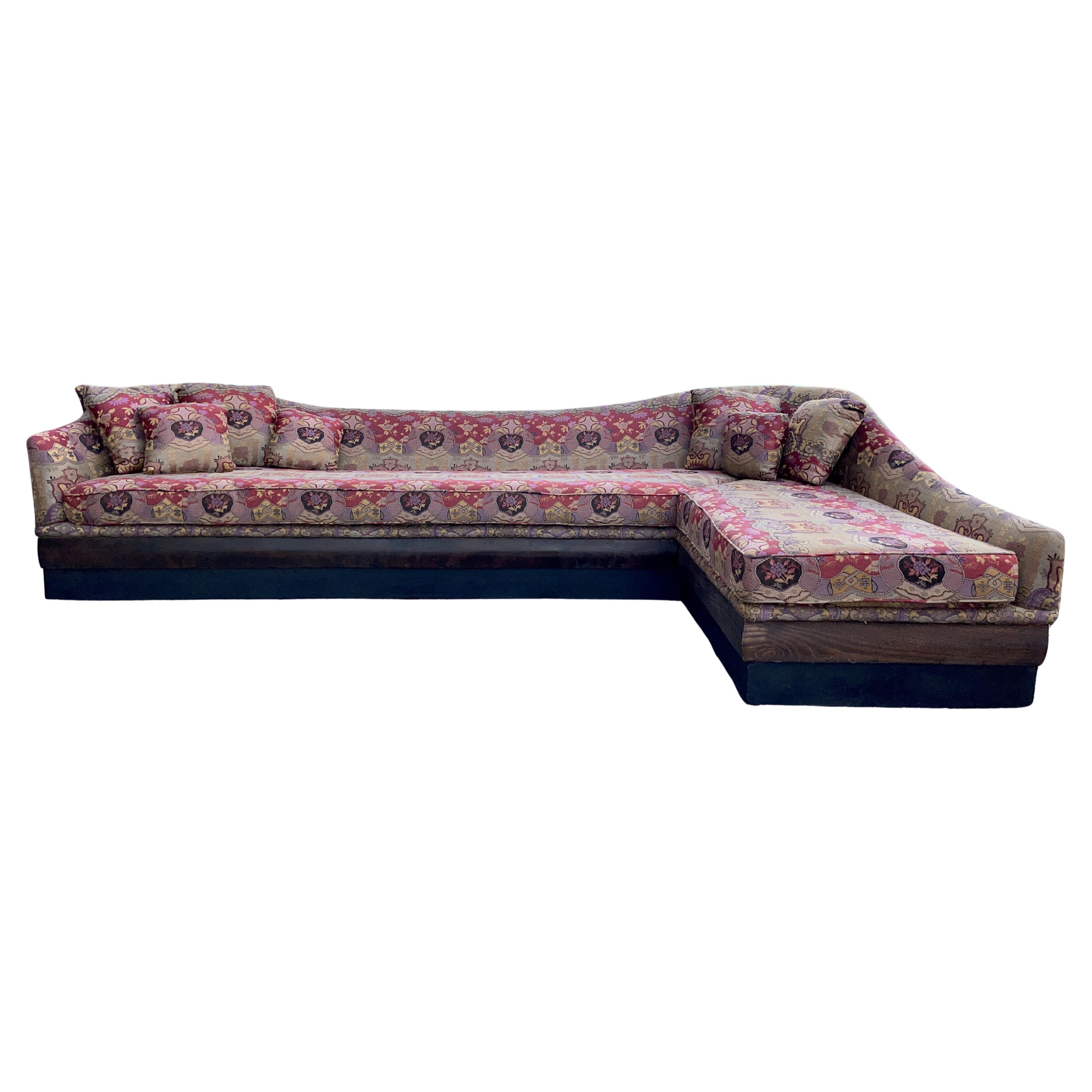 Divano a forma di L in stile mid-century modern realizzato su misura e rivestito in Clarence House Dragon Empress (vino). Nuovo di zecca, mai usato. Include 7 cuscini e circa 1 metro di tessuto extra.
Questo divano monoblocco è stato realizzato come