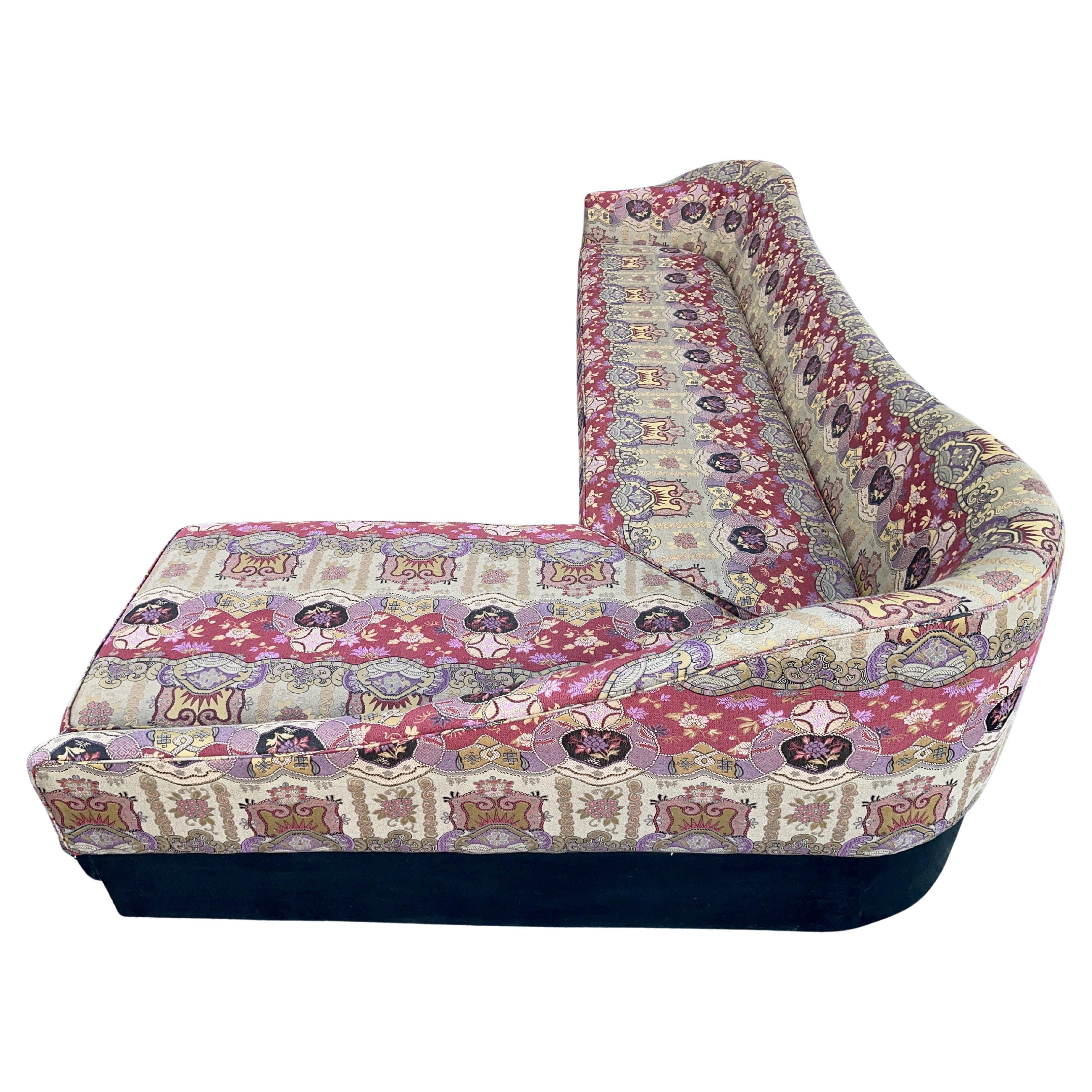 Mid-Century moderno Divano a forma di L in Clarence House Dragon Empress (Vino) in vendita