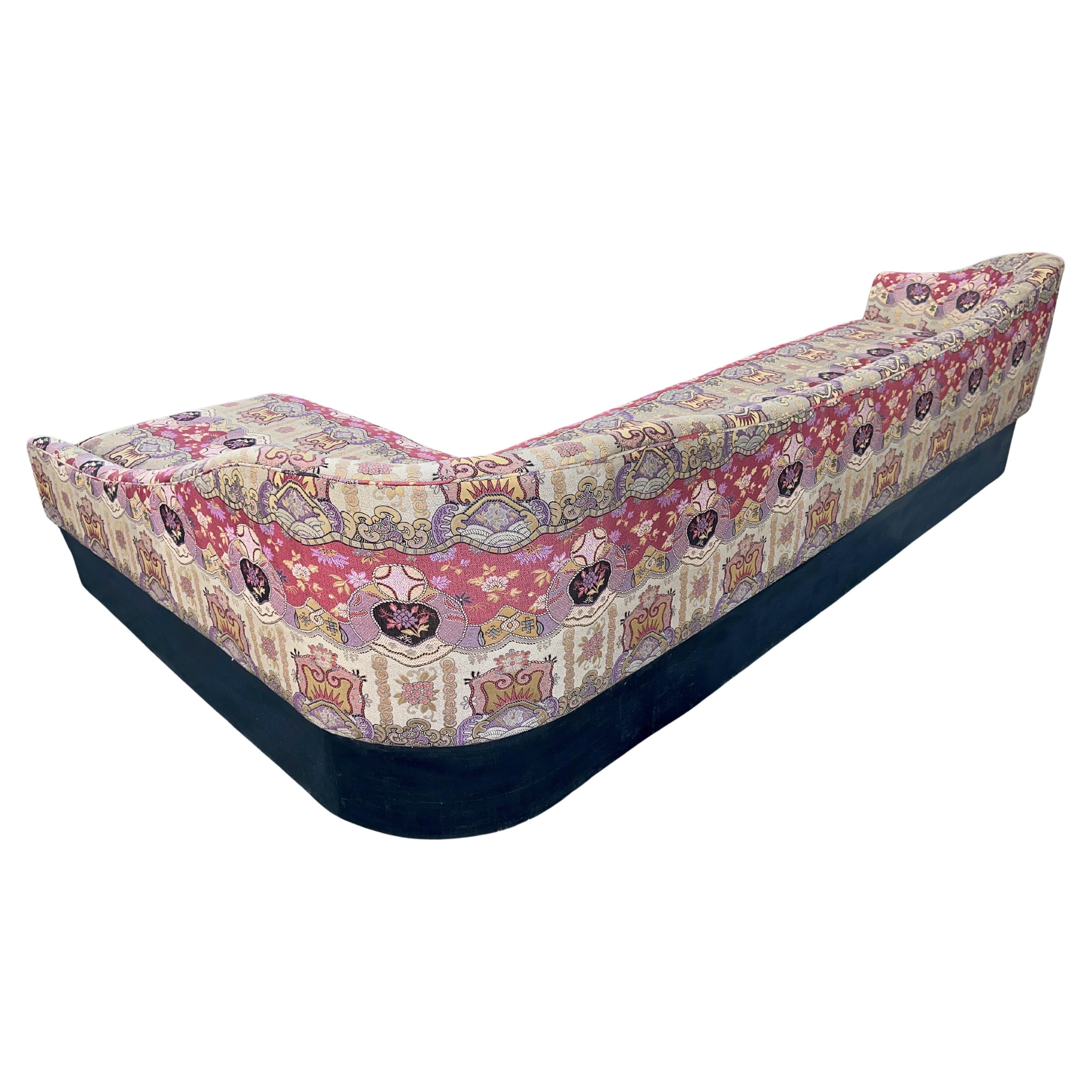 Americano Divano a forma di L in Clarence House Dragon Empress (Vino) in vendita