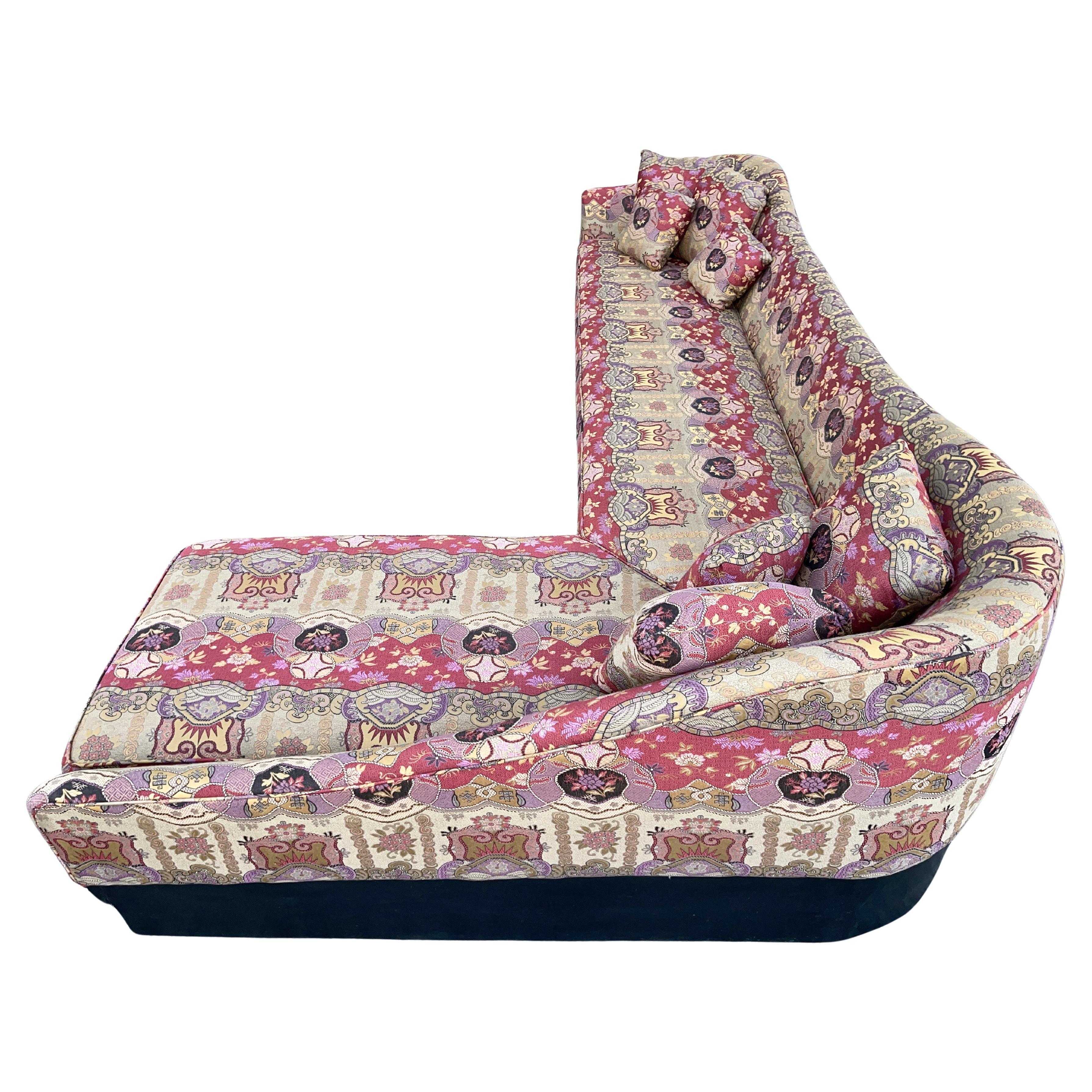 Divano a forma di L in Clarence House Dragon Empress (Vino) in vendita 1