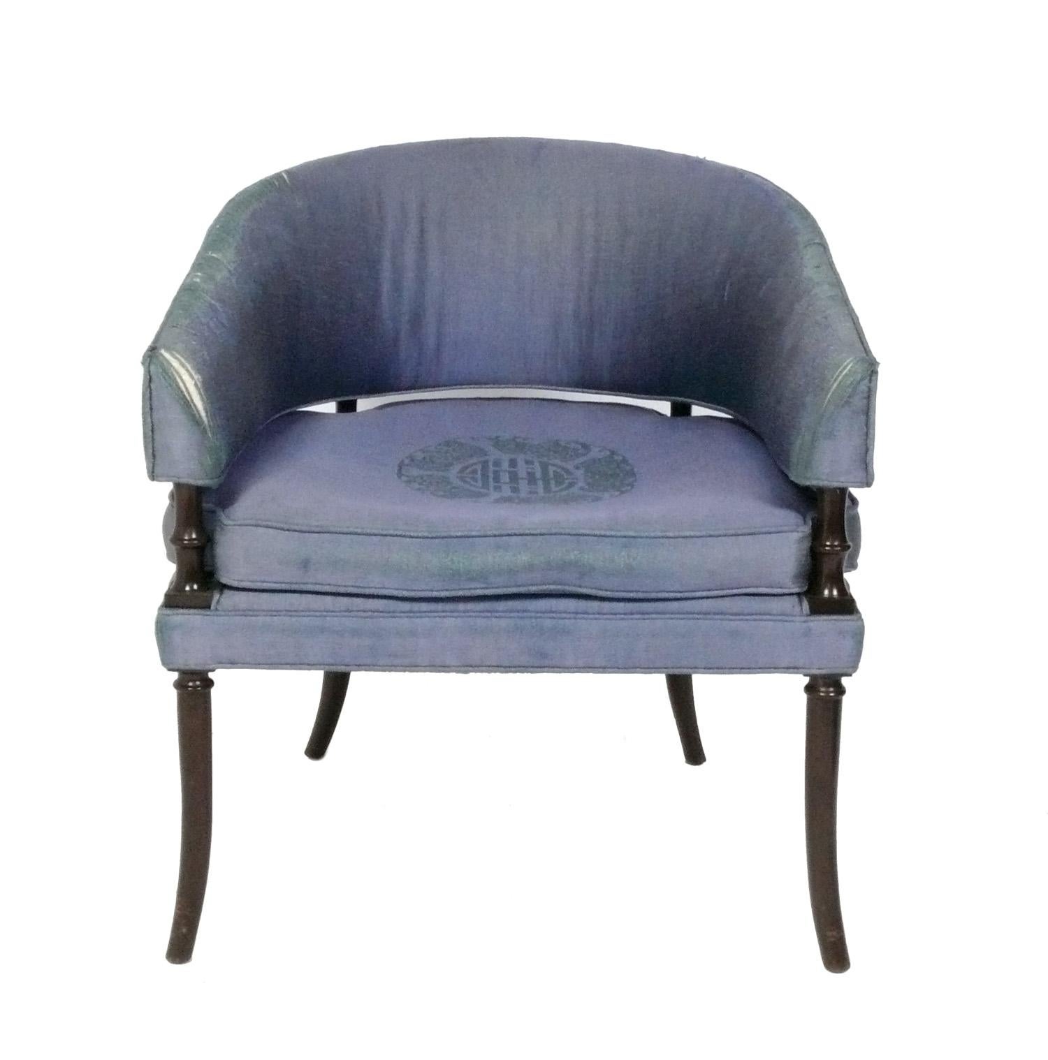Sedia da salotto sinuosa di Tommi Parzinger, americana, anni '50 circa. Questa sedia è attualmente in fase di rifinitura e tappezzeria e può essere completata con un colore e un tessuto a tua scelta. Il prezzo indicato comprende la rifinitura con un