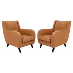 Curvilíneos sillones de salón de mediados de siglo retapizados en su tela Pareja moderna