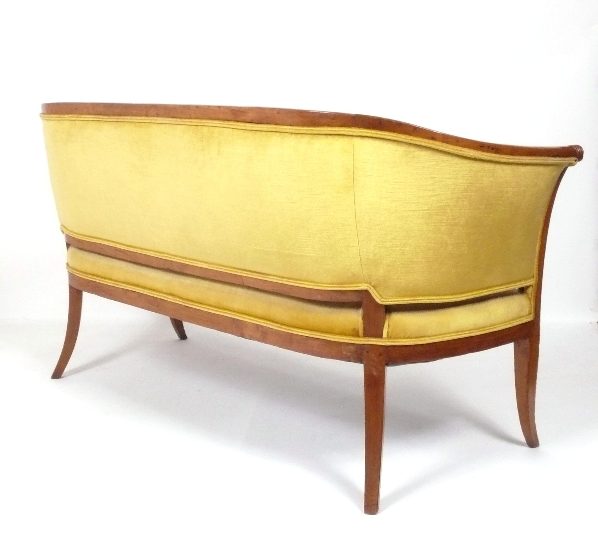 Américain Canapé ou sofa de style Regency en velours jaune Goldenrod 72 