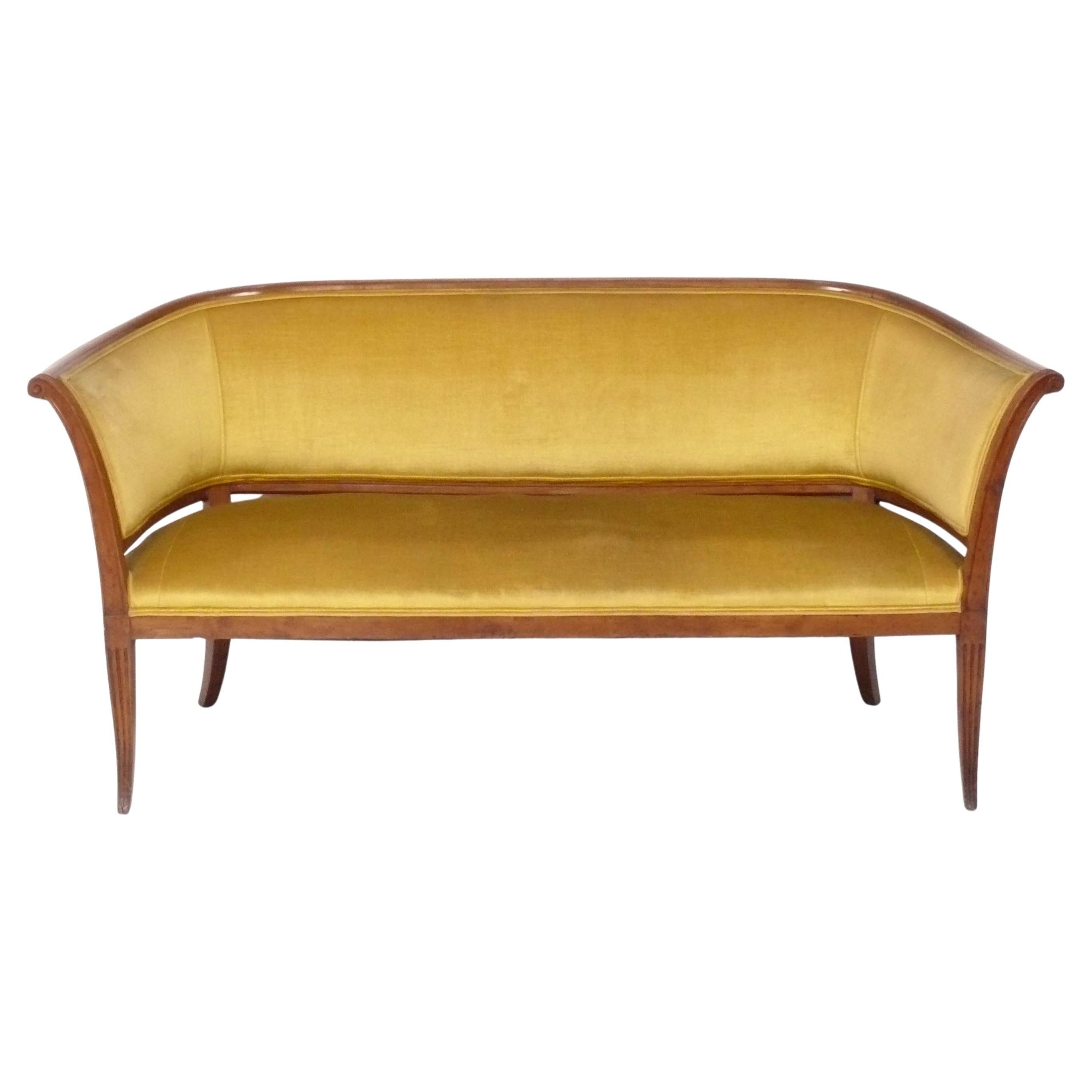 Canapé ou sofa de style Regency en velours jaune Goldenrod 72 "W en vente