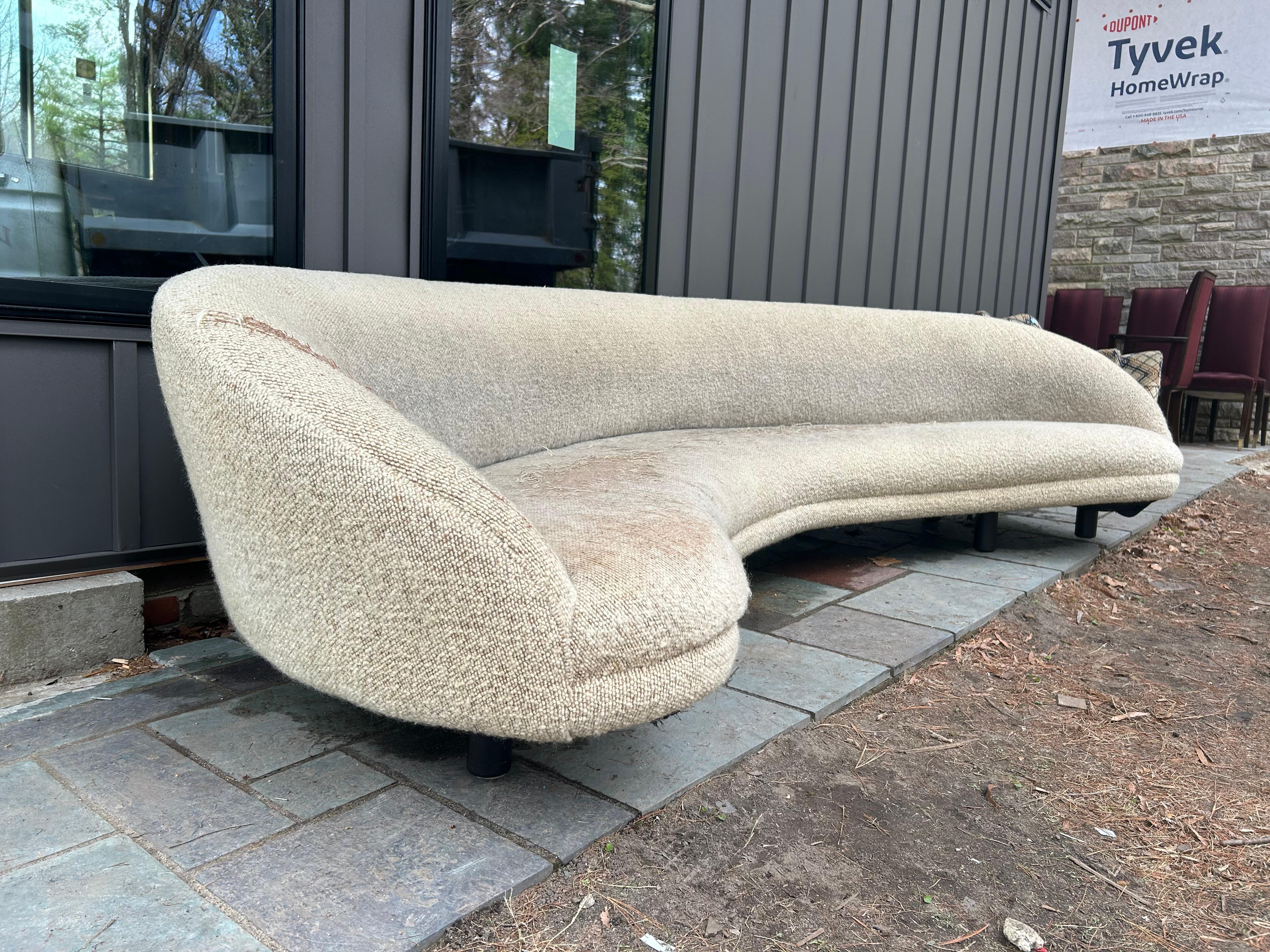 Canapé Sloan en serpentin de Vladimir Kagan.  Ce canapé aura certainement besoin d'être retapissé, mais la mousse et les ressorts sont encore souples et confortables.  Ce canapé mesure 27 
