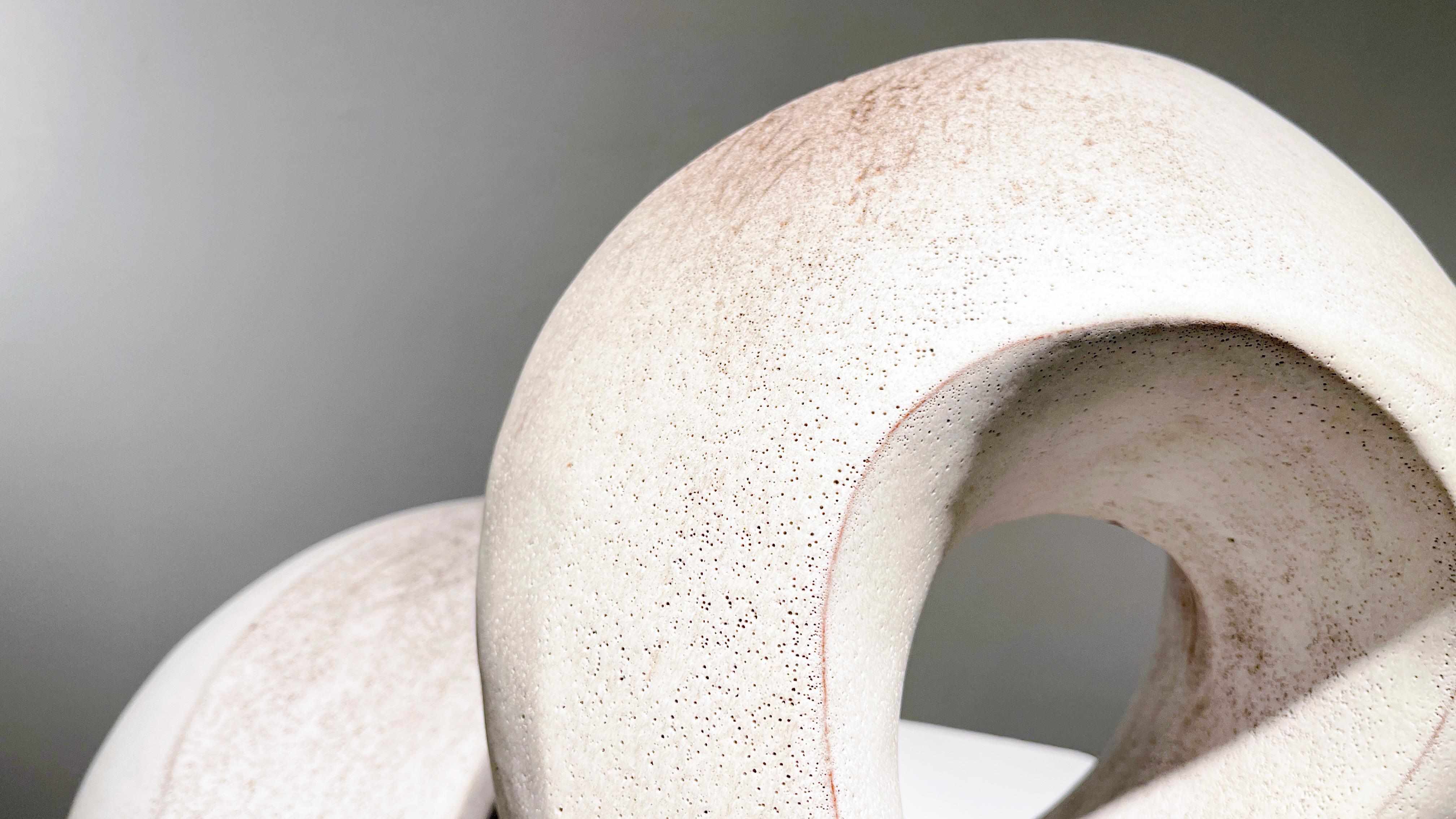 « Curvature », forme organique sculpturale en céramique fabriquée à la main en blanc mat subtil en vente 2