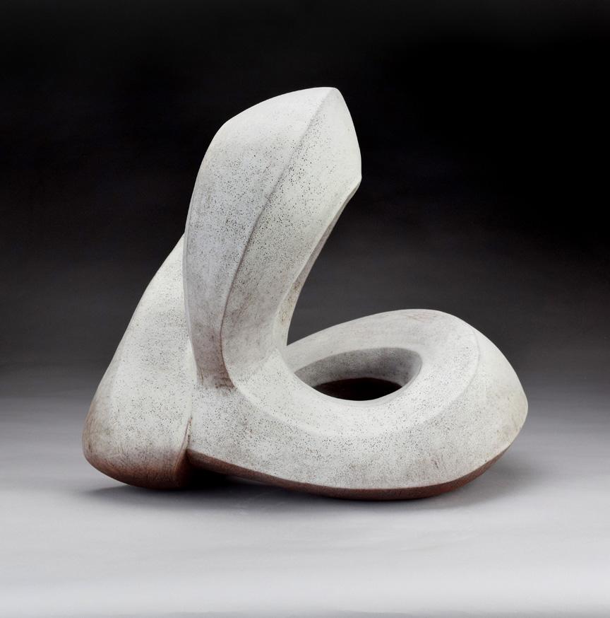 „Curvature“, handgefertigte skulpturale Keramik-Skulptur in mattem, mattem Weiß (amerikanisch) im Angebot
