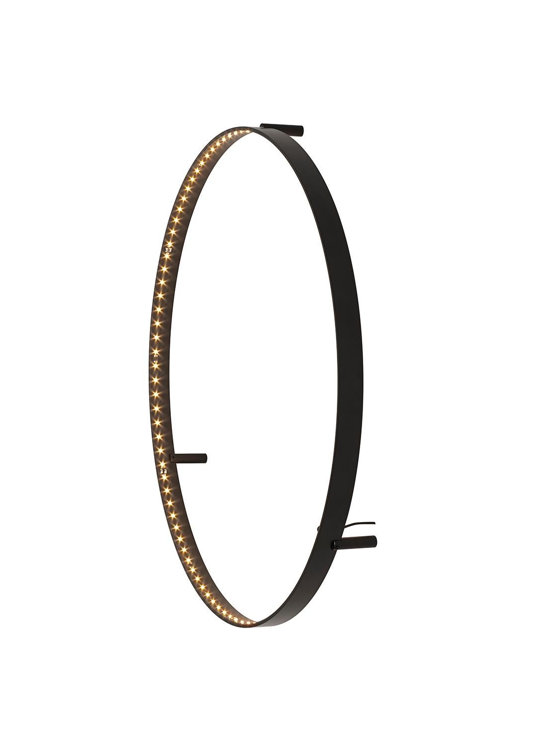 Lámpara de pared Black Curve 60 by Le Deun Luminaires
Dimensiones: D 62 x A 8 cm. 
Materiales: Acero pintado con epoxi.

Es una empresa francesa creada en 1997, especializada en el diseño y la fabricación de iluminación de bajo consumo energético.