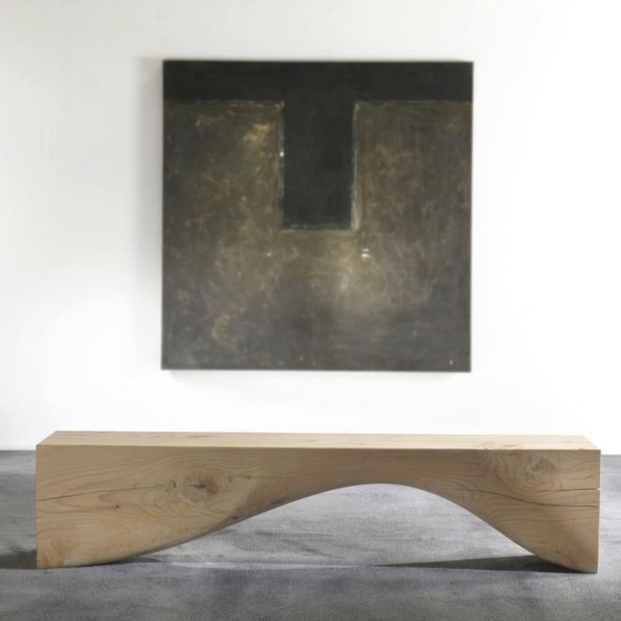 Panca in un unico blocco di cedro sabbiato profumato. Si distingue per la sua forma ad arco sotto la seduta che esalta le venature del legno e le sfumature del cedro naturale.
Creato da Brodie Neill

Made in Italy:
I mobili Made in Italy sono
