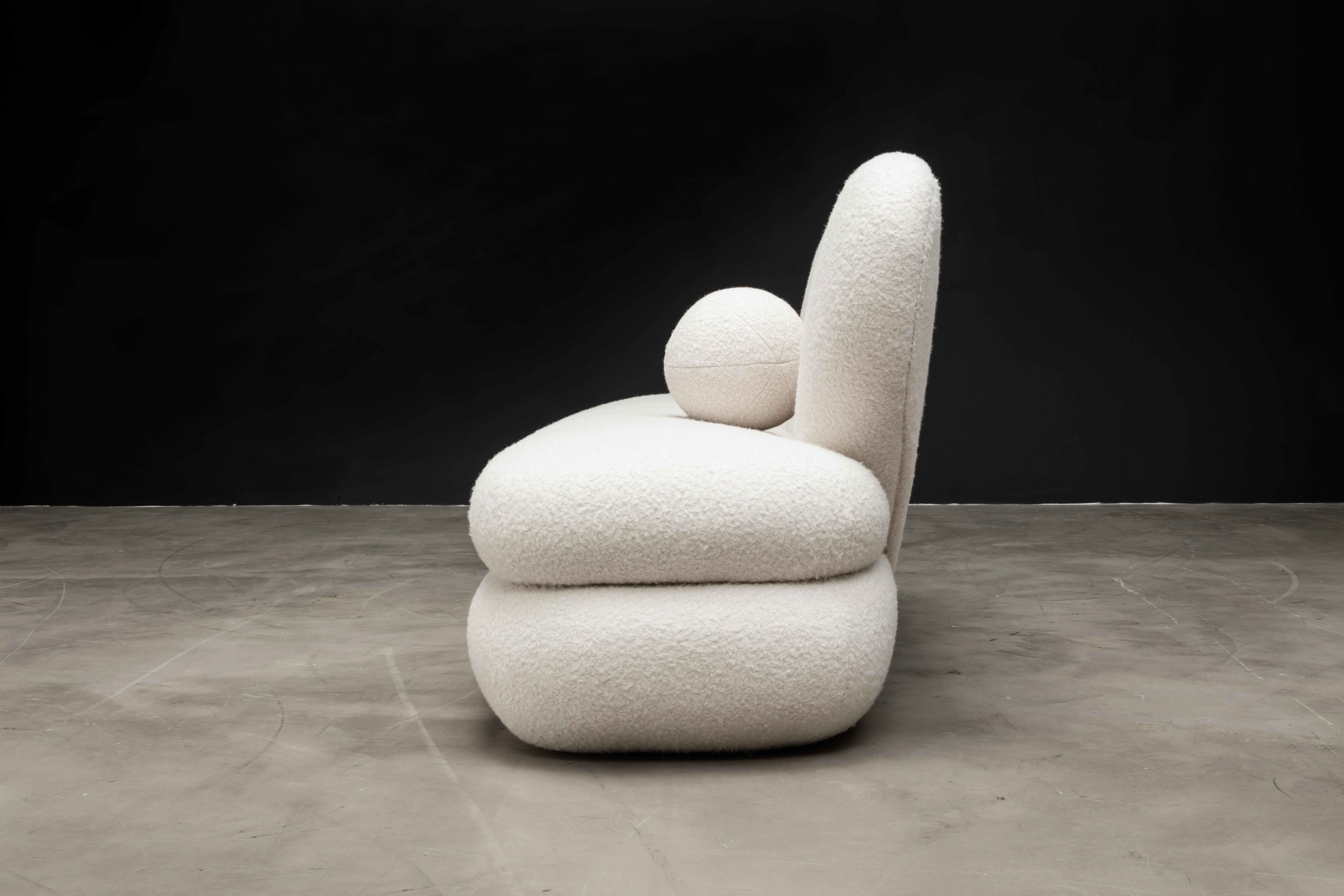 Moderne Chaise moderne asymétrique superposée en bouclette crème Curve Chaise en vente