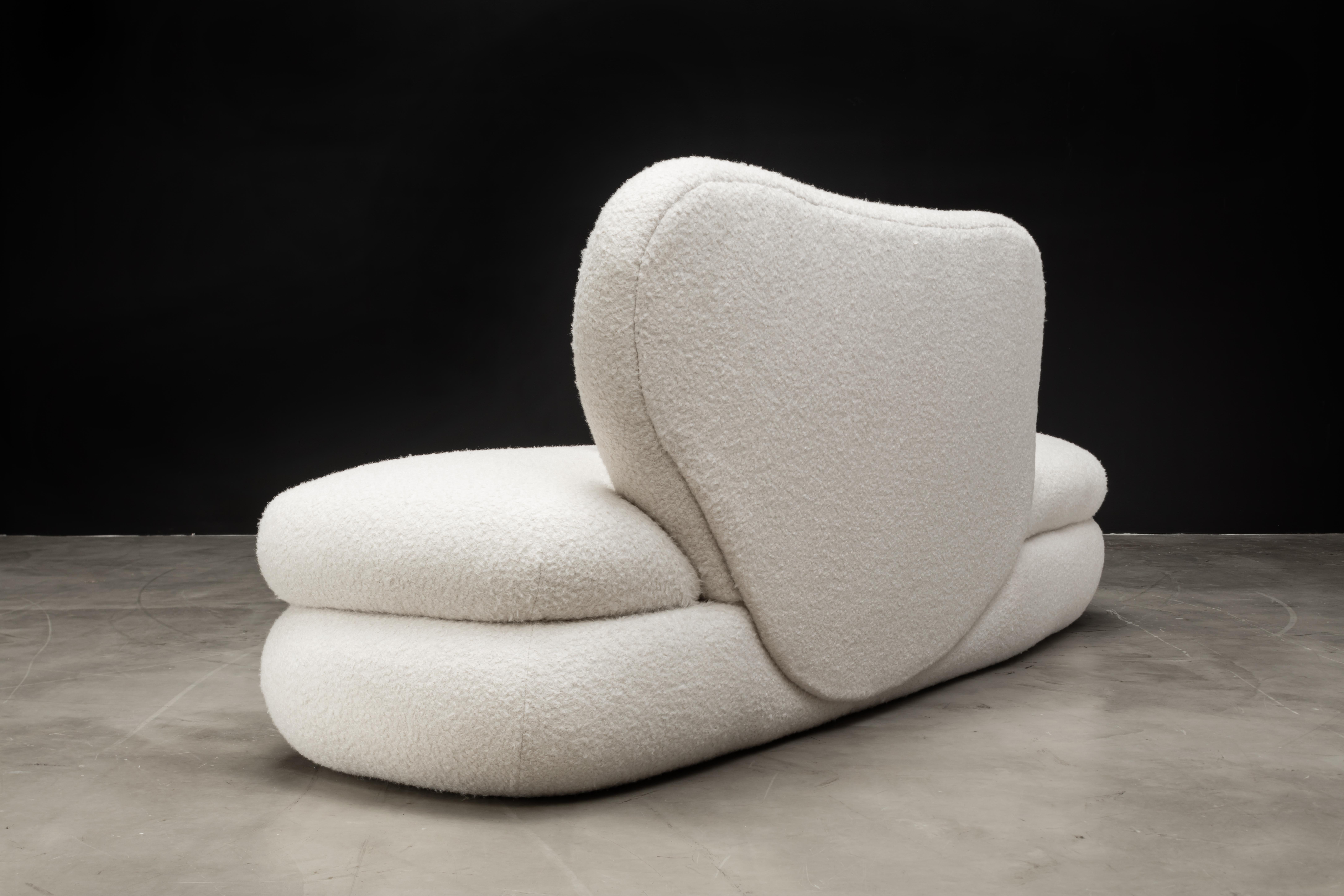 CURVE CHAISE – moderne, mehrlagige, asymmetrische Chaise aus cremefarbenem Bouclé (amerikanisch) im Angebot
