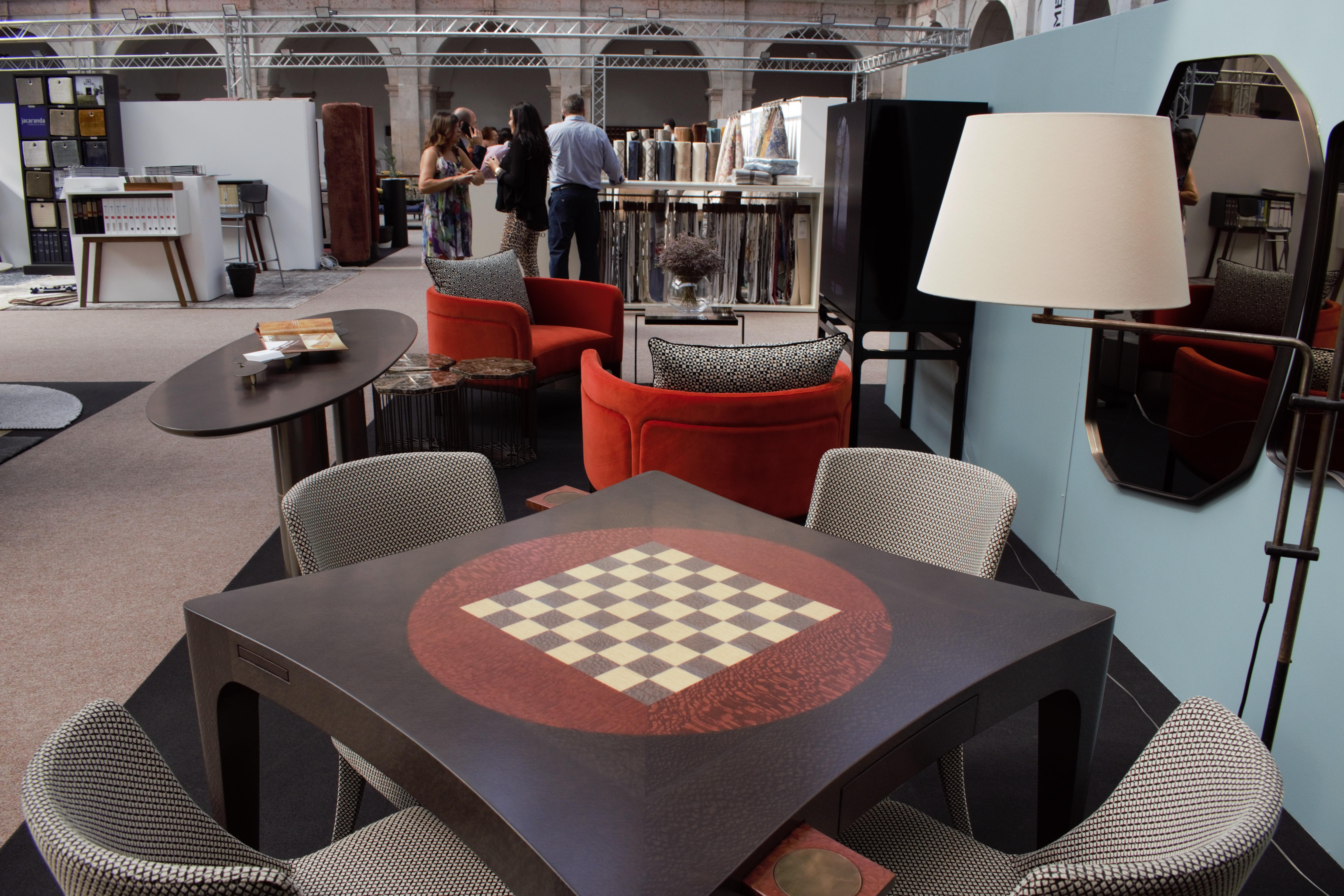 Dama Zeitgenössischer und personalisierbarer Kartentisch mit eingelegtem, vermarktetem Schachbrett  (Portugiesisch) im Angebot