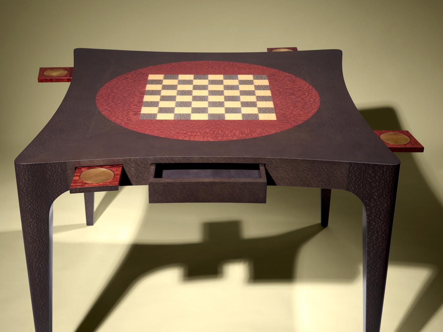 Dama Zeitgenössischer und personalisierbarer Kartentisch mit eingelegtem, vermarktetem Schachbrett  (Marketerie) im Angebot