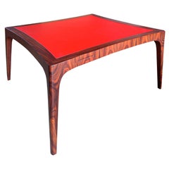 Curve Table de jeu contemporaine et personnalisable en bois de fer avec plateau en cuir 