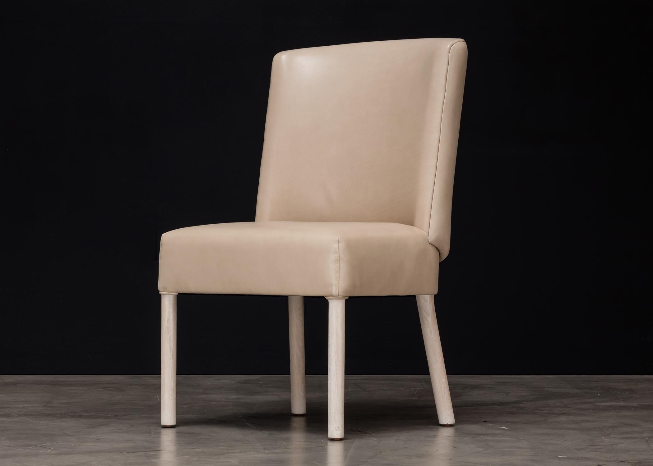Der Curve Dining Chair ist ein stilvolles und bequemes Möbelstück, das mit einer modernen Ästhetik entworfen wurde. Die geschwungenen Linien verleihen jedem Esszimmer einen Hauch von Eleganz und Raffinesse. Dieser Stuhl ist nicht nur optisch