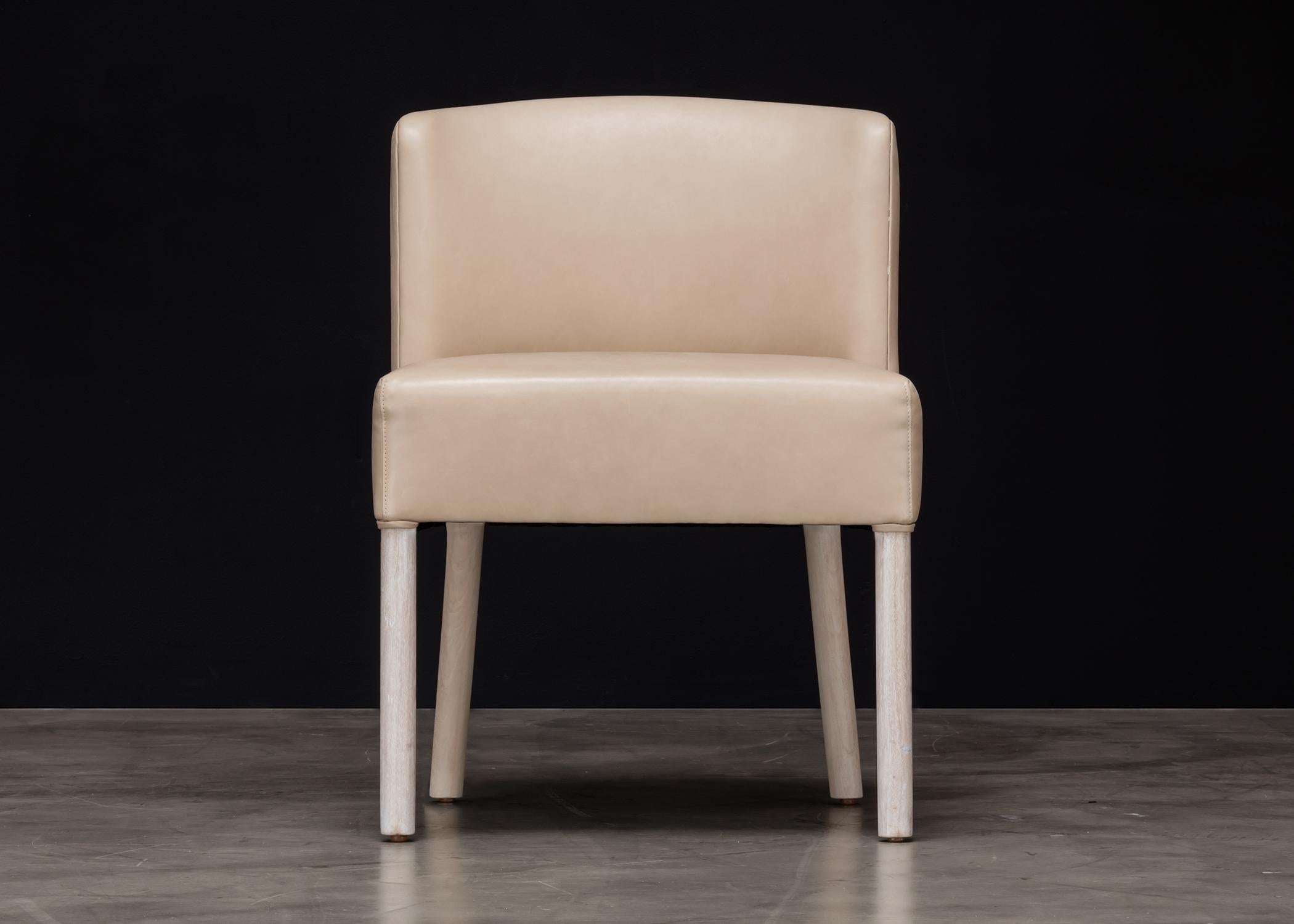 XXIe siècle et contemporain CURVE DINING CHAIR - Design Modernity à dossier bas sculpté en COM en vente