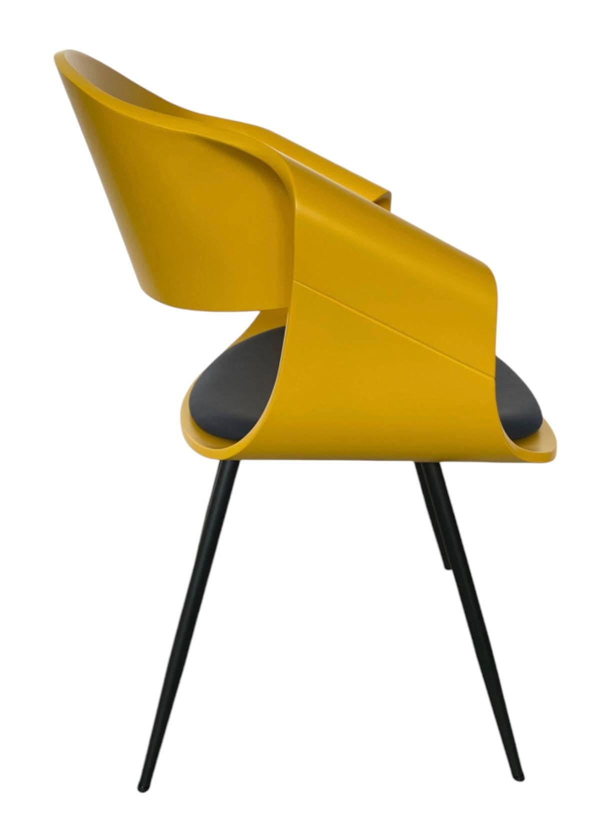 La silla Curve  devuelve la belleza retro y el aspecto vintage al espacio moderno. Gracias al elemento de madera maleable de alta calidad de este diseño, es posible obtener líneas bellamente curvadas. Fabricado en Italia. Asiento de diseño