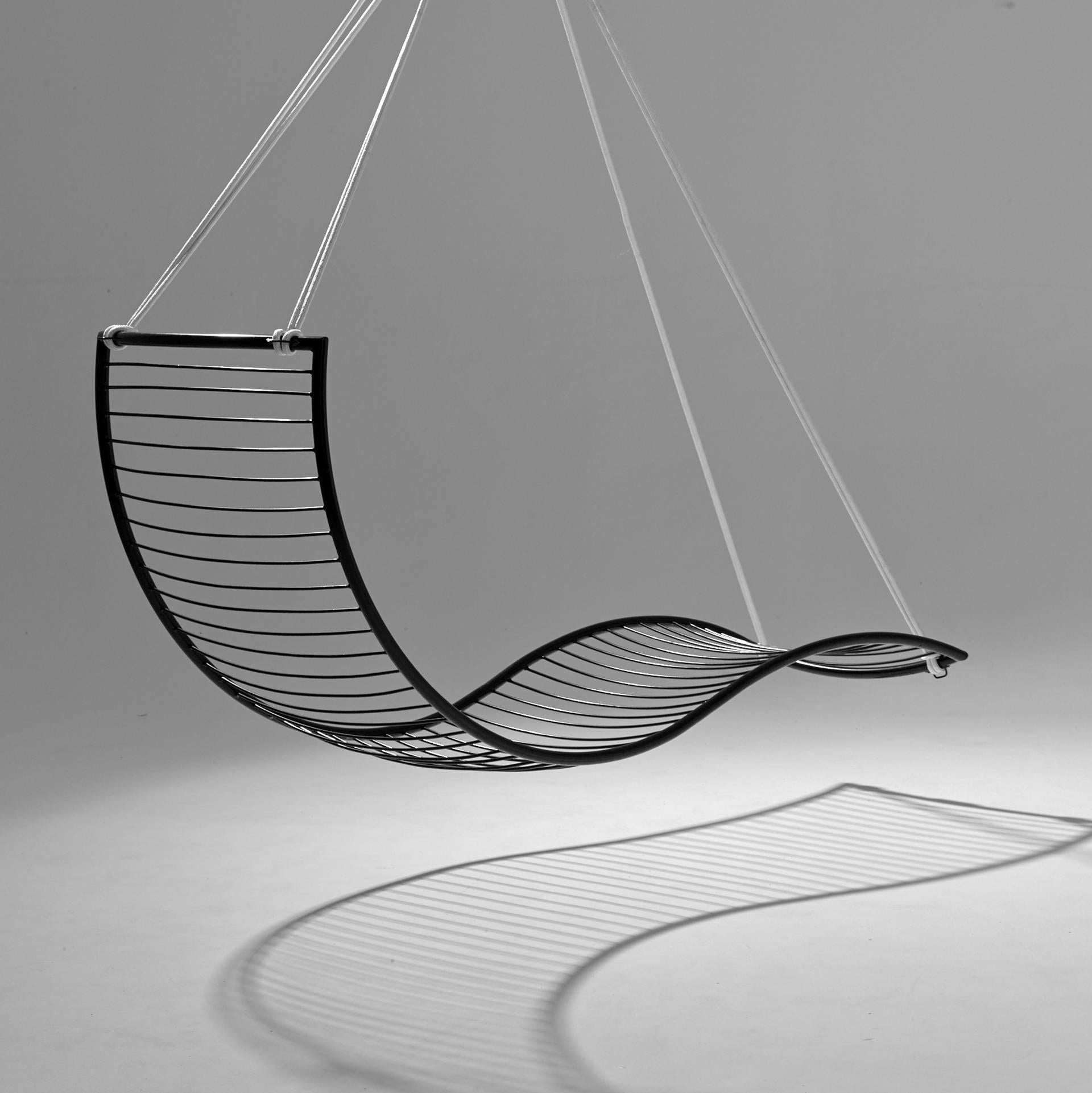 Acier Fauteuil de salon moderne en acier courbé pour l'intérieur et l'extérieur, chaise longue noire, XXIe siècle en vente