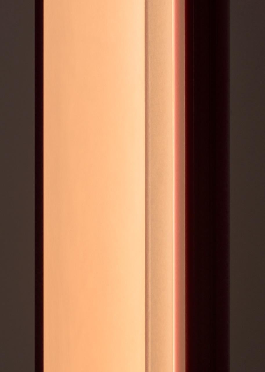 Le lampade curve sono caratterizzate da un gioco di traslucido e opaco e di resina opaca e lucida, che Sabine Marcelis ha studiato a fondo nel corso della sua opera di design. 

La sorgente luminosa è a LED e viene fornita con un dimmer