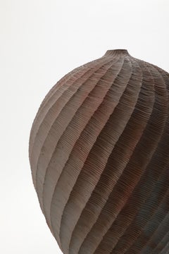 Vase en céramique aux lignes courbes, Heeeun Jun