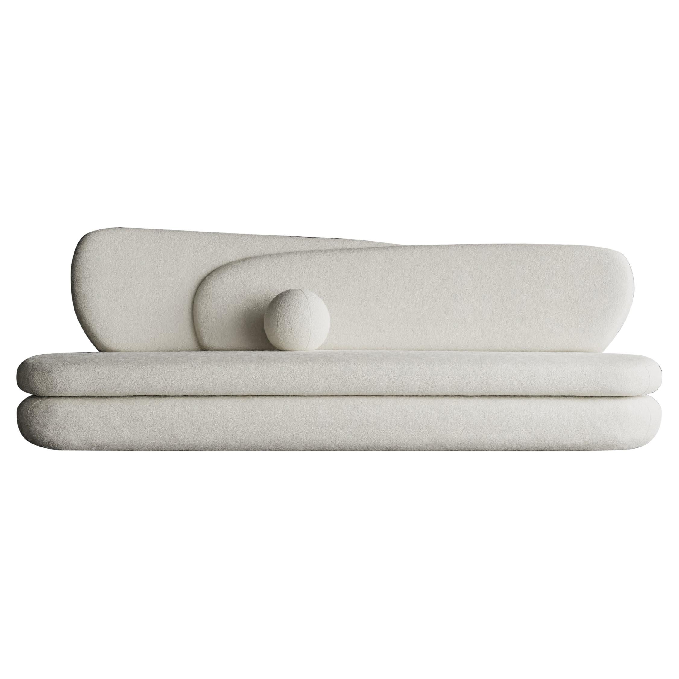 CURVE SOFA – modernes, mehrlagiges, asymmetrisches Sofa aus cremefarbenem Bouclé