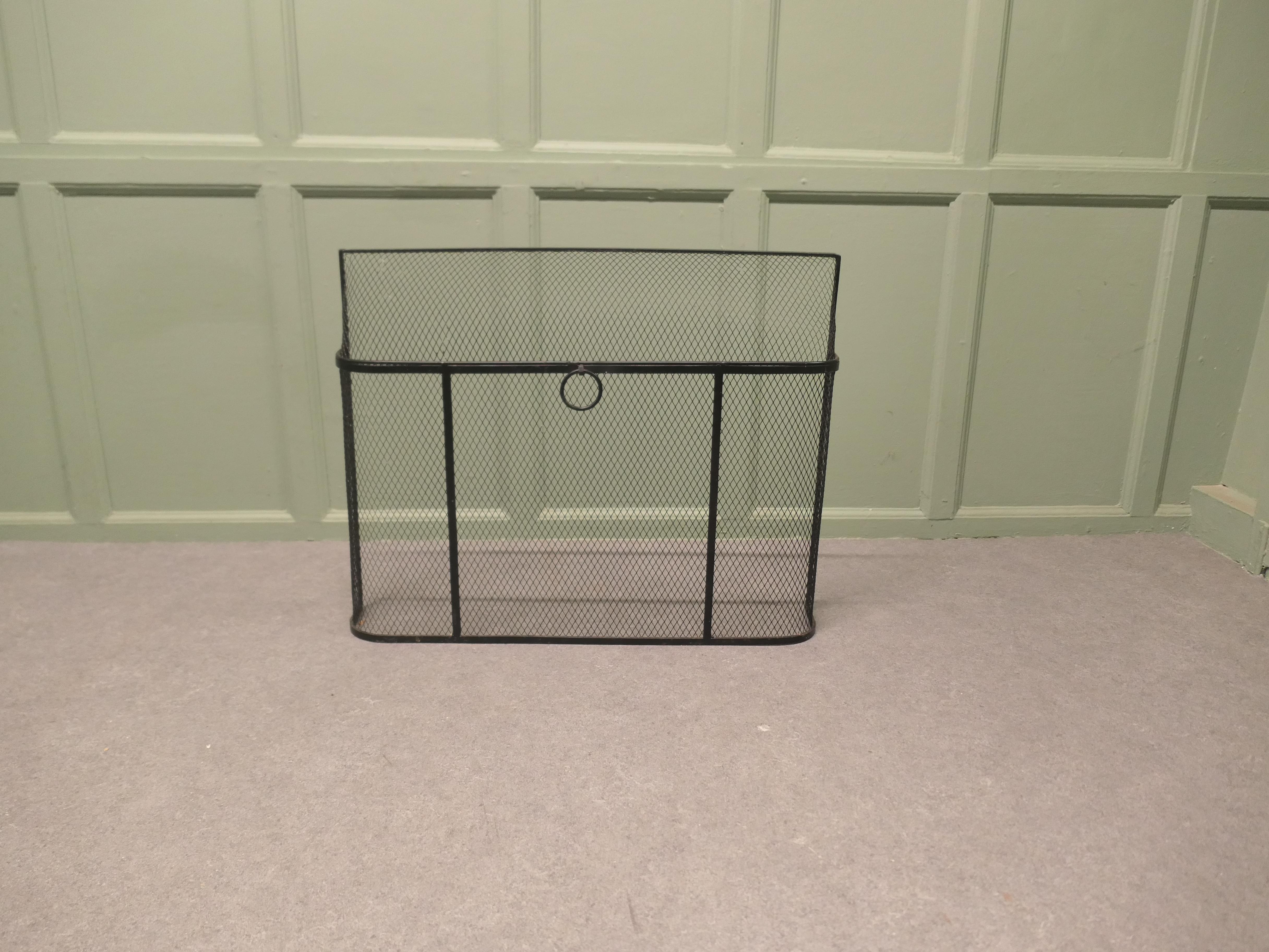 Protezione antincendio in ferro Curve Top

Il parafuoco è un pezzo di buona qualità, realizzato con una rete di ferro che si incurva sulla parte superiore, ha una forma insolita ma molto sensata ed è dotato di un manico ad anello.
Un delizioso pezzo