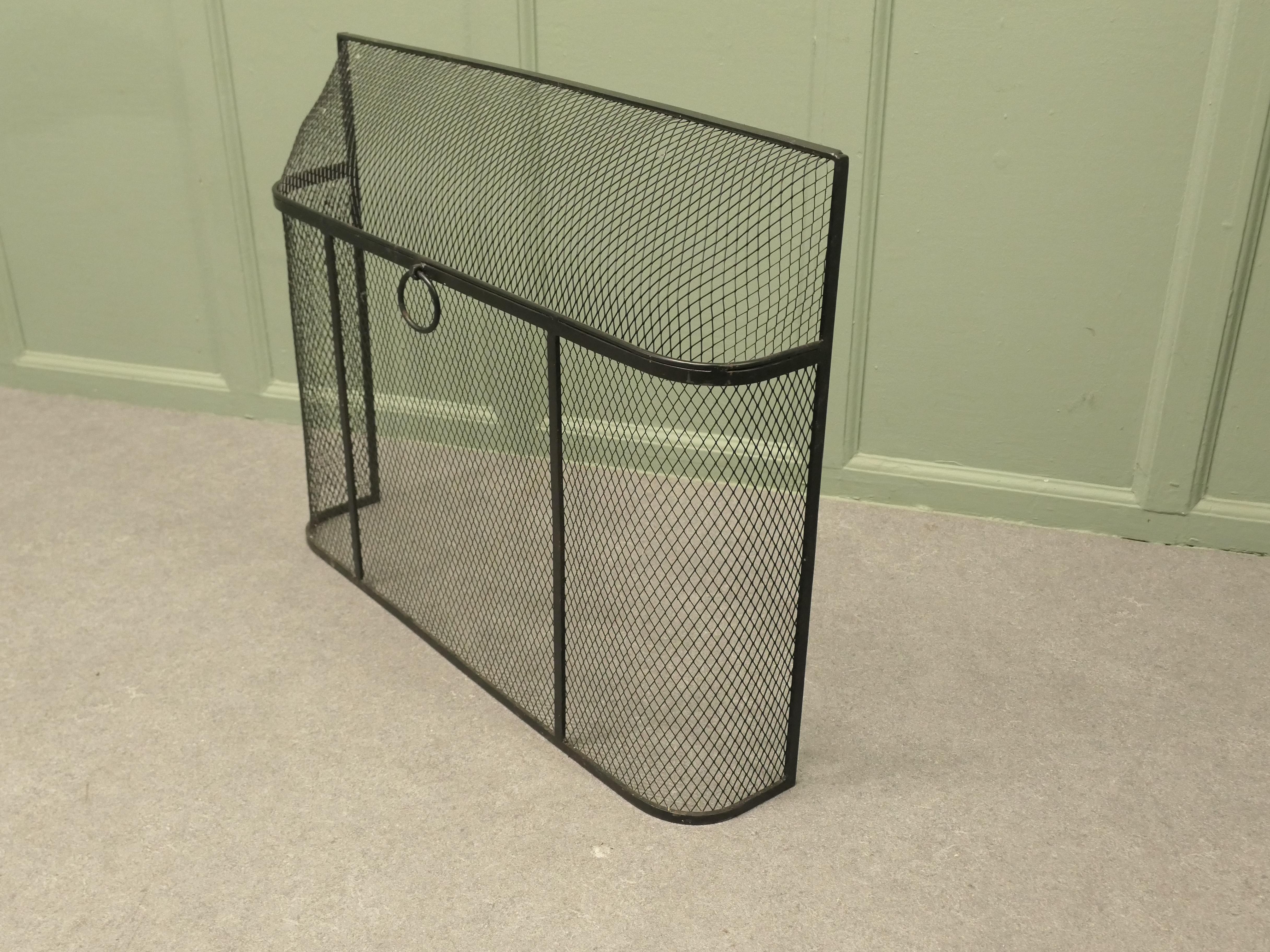 Mid-Century moderno Protezione antincendio Curve Top Iron La protezione antincendio è un pezzo di buona qualità. in vendita