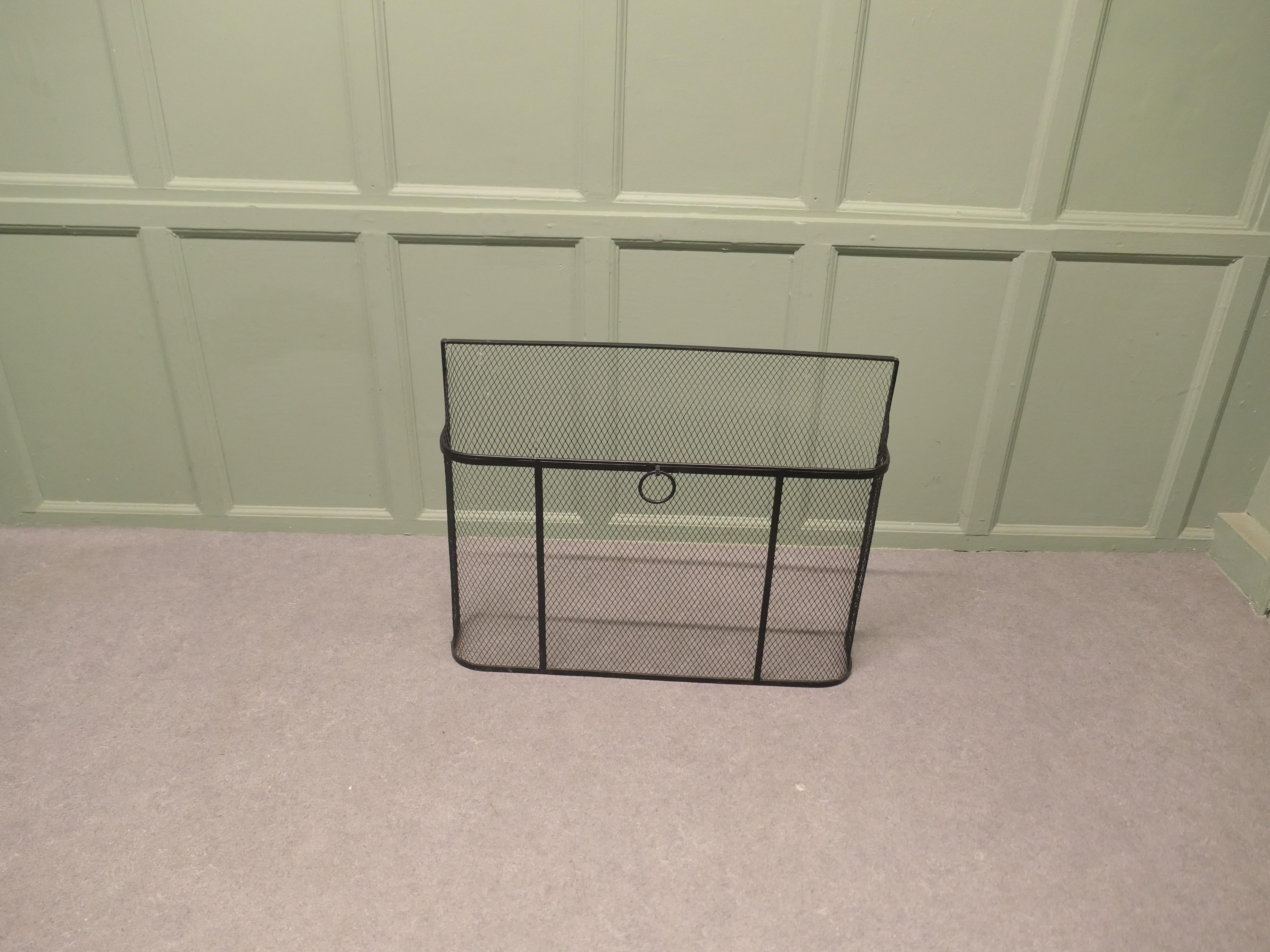 Protezione antincendio Curve Top Iron La protezione antincendio è un pezzo di buona qualità. In condizioni buone in vendita a Godshill, Isle of Wight