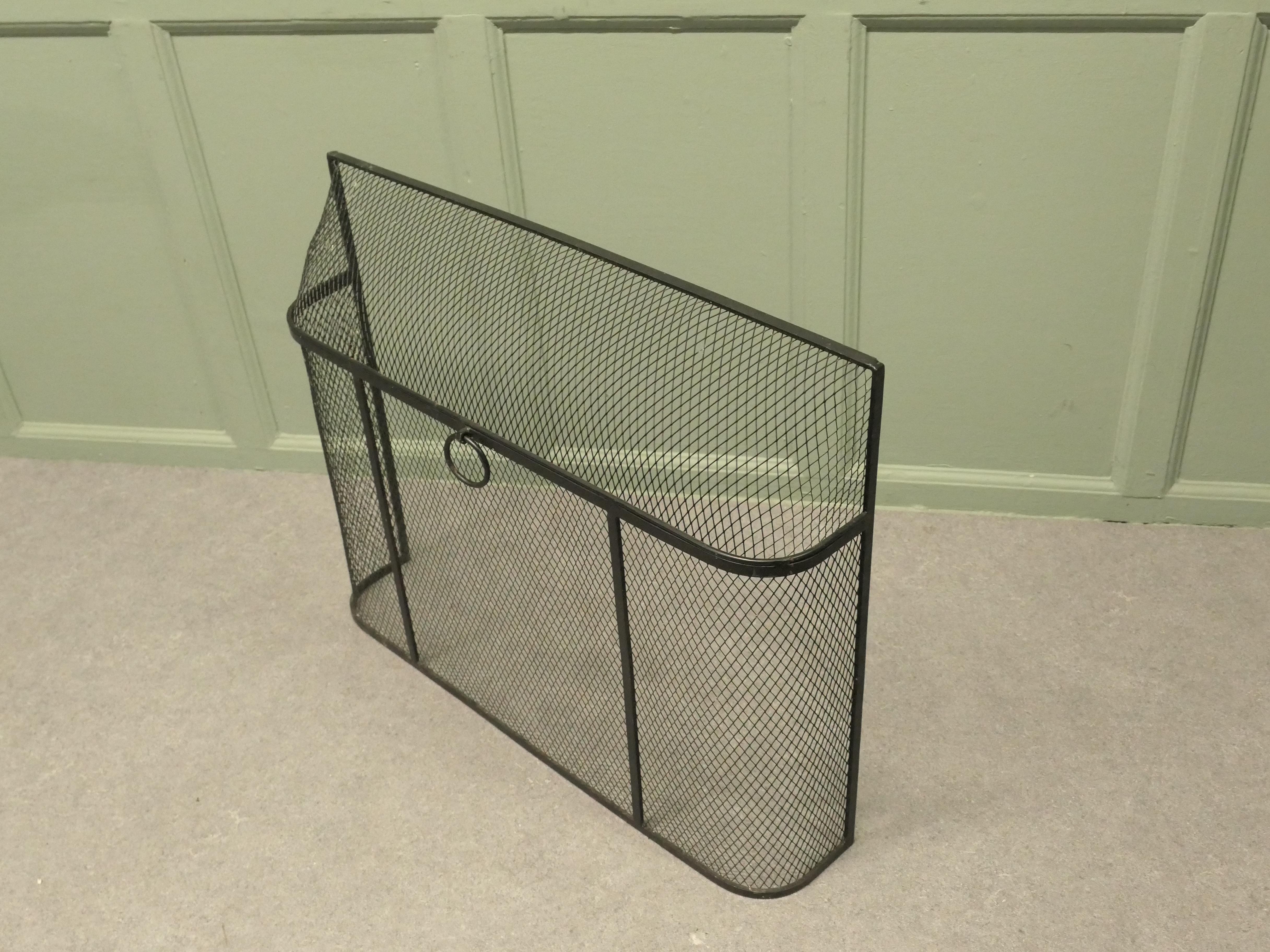 Metà XX secolo Protezione antincendio Curve Top Iron La protezione antincendio è un pezzo di buona qualità. in vendita