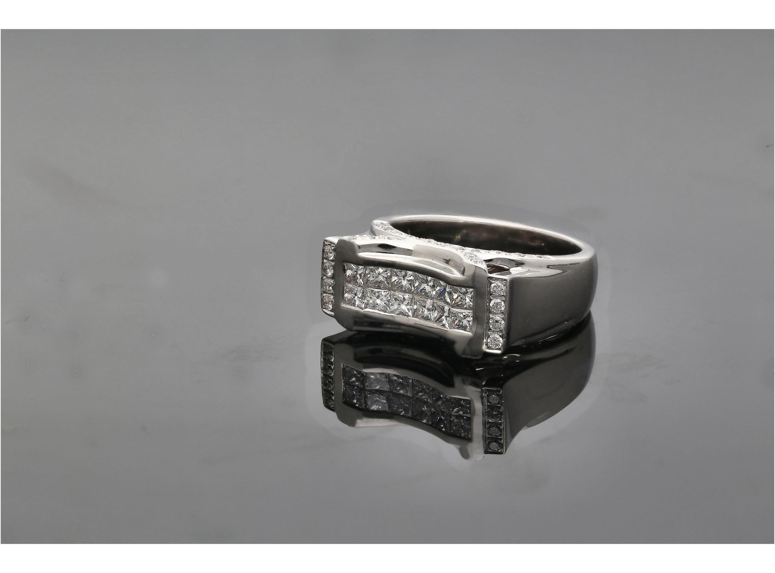 Curve Top Prinzessin & Runder Diamant-Cluster-Ring 18k Weißgold (Carréschliff) im Angebot