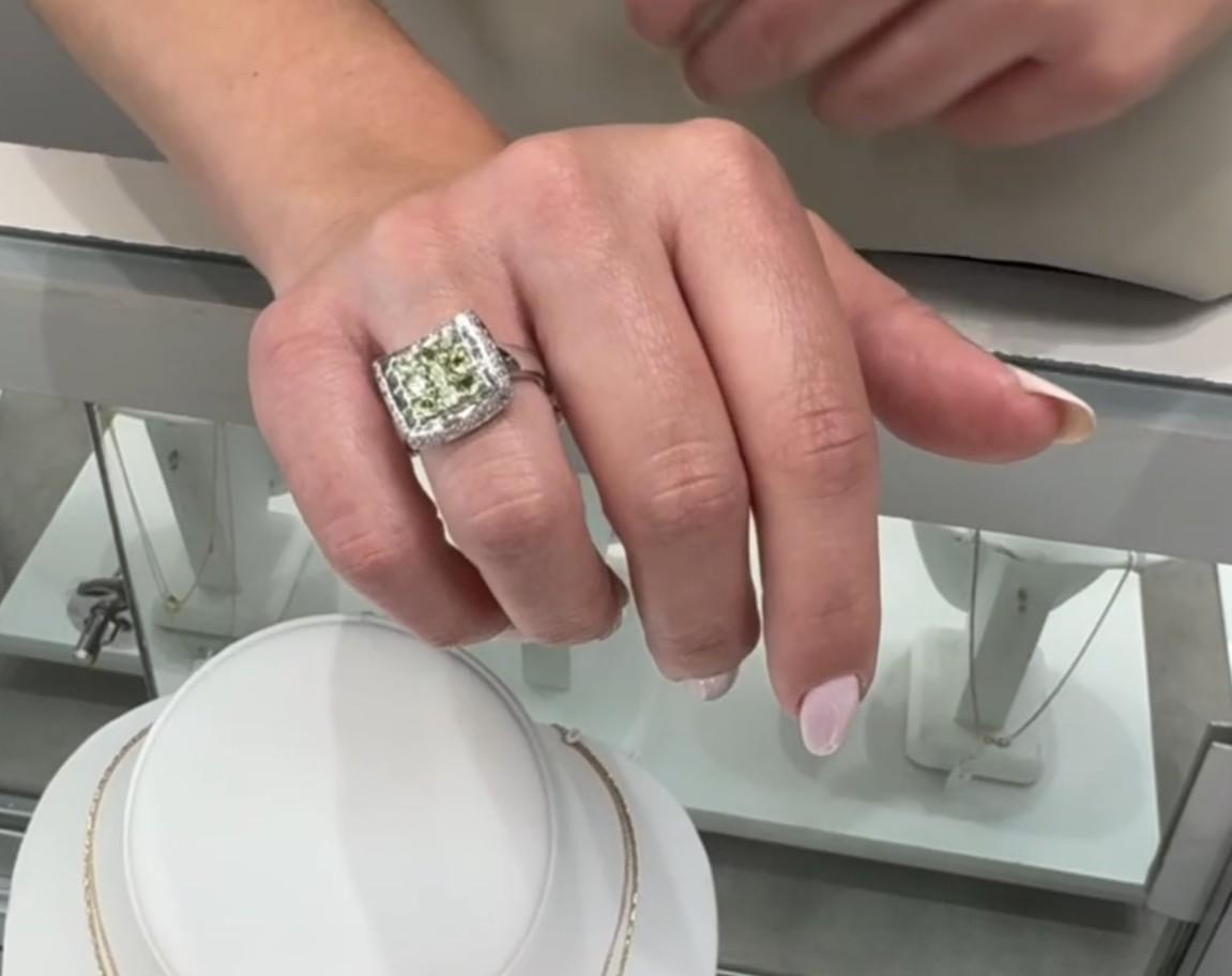 Curved 1.09 Carat Peridot & 0.18 Carat Diamond Ring in 14K White Gold For Sale 1