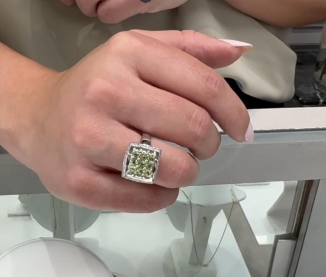 Curved 1.09 Carat Peridot & 0.18 Carat Diamond Ring in 14K White Gold For Sale 2