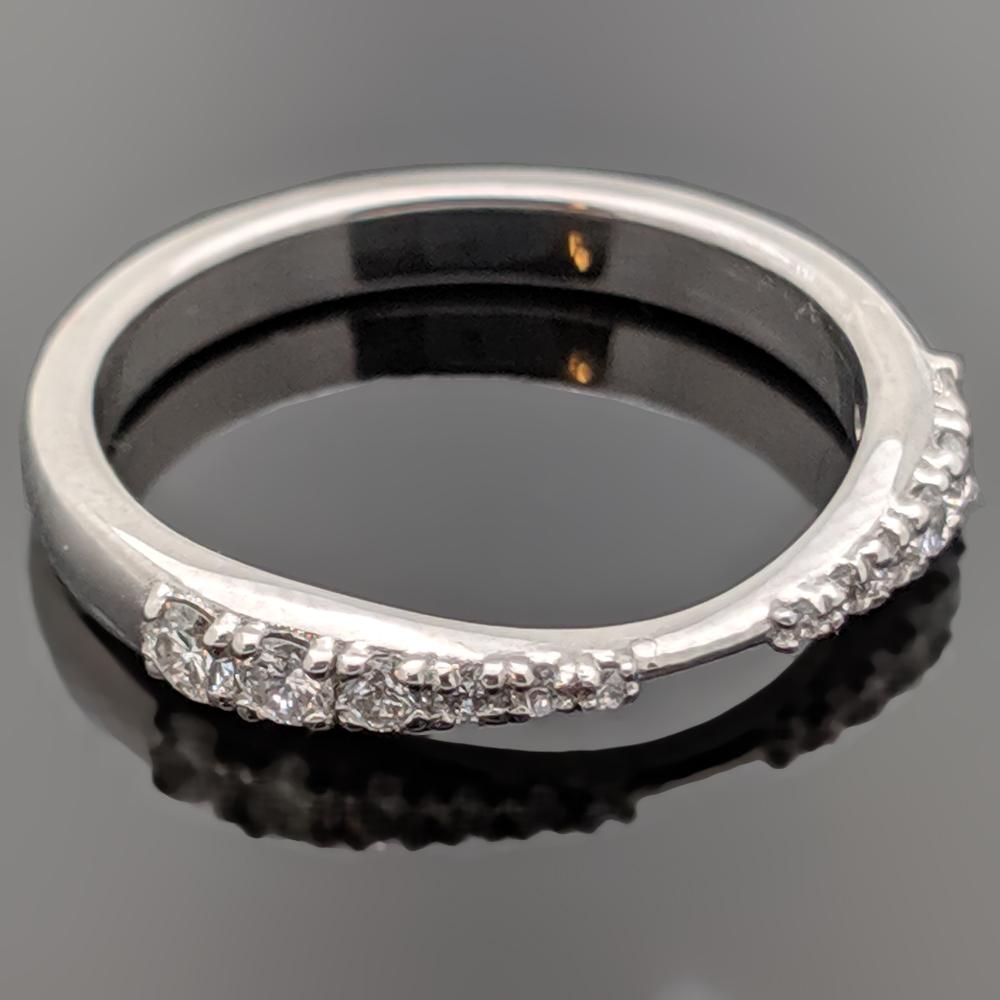 Curved 14 Karat White Gold Diamonds Band In New Condition For Sale In Los Angeles, CA