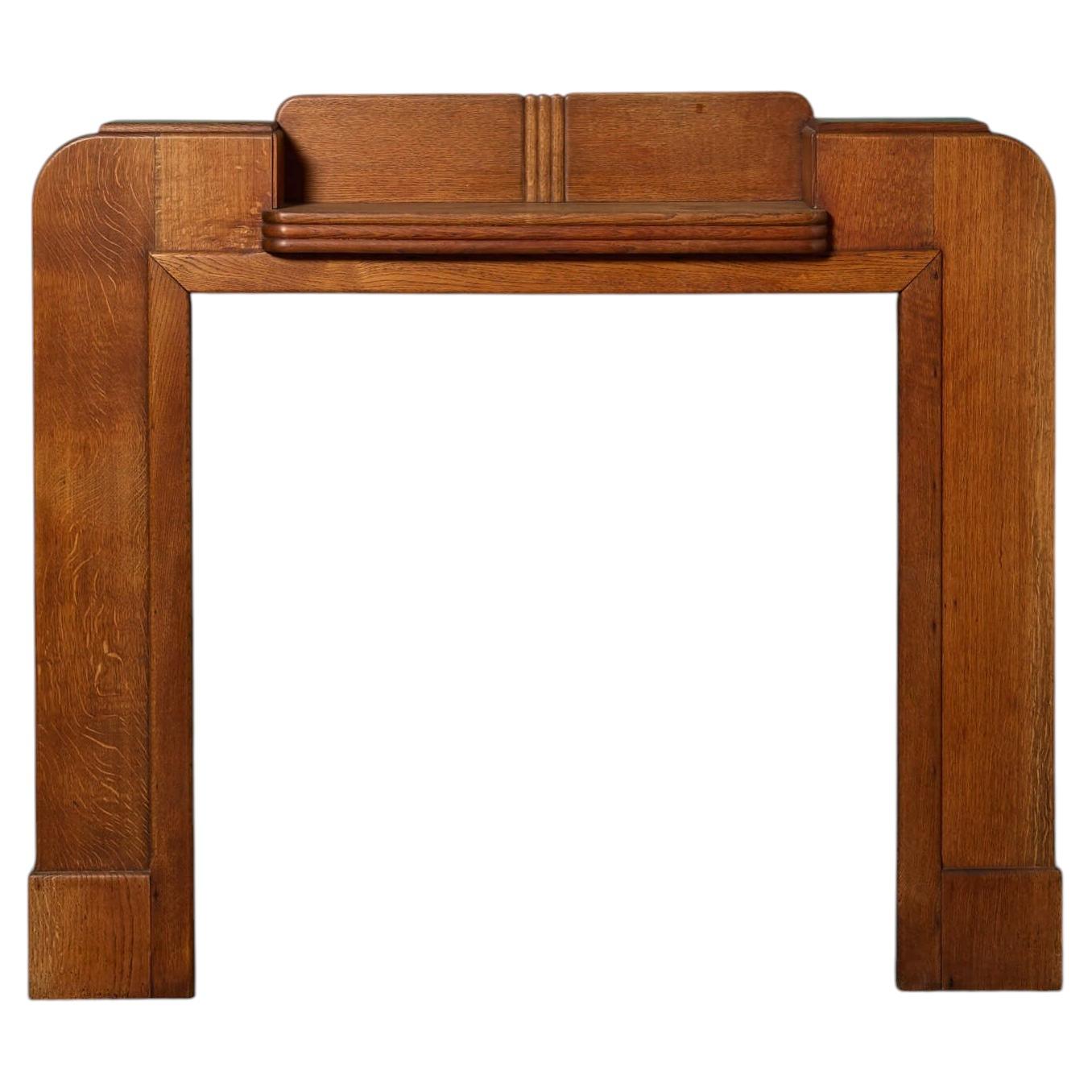 Cheminée en chêne de style Art déco anglais des années 1920, aux lignes courbes