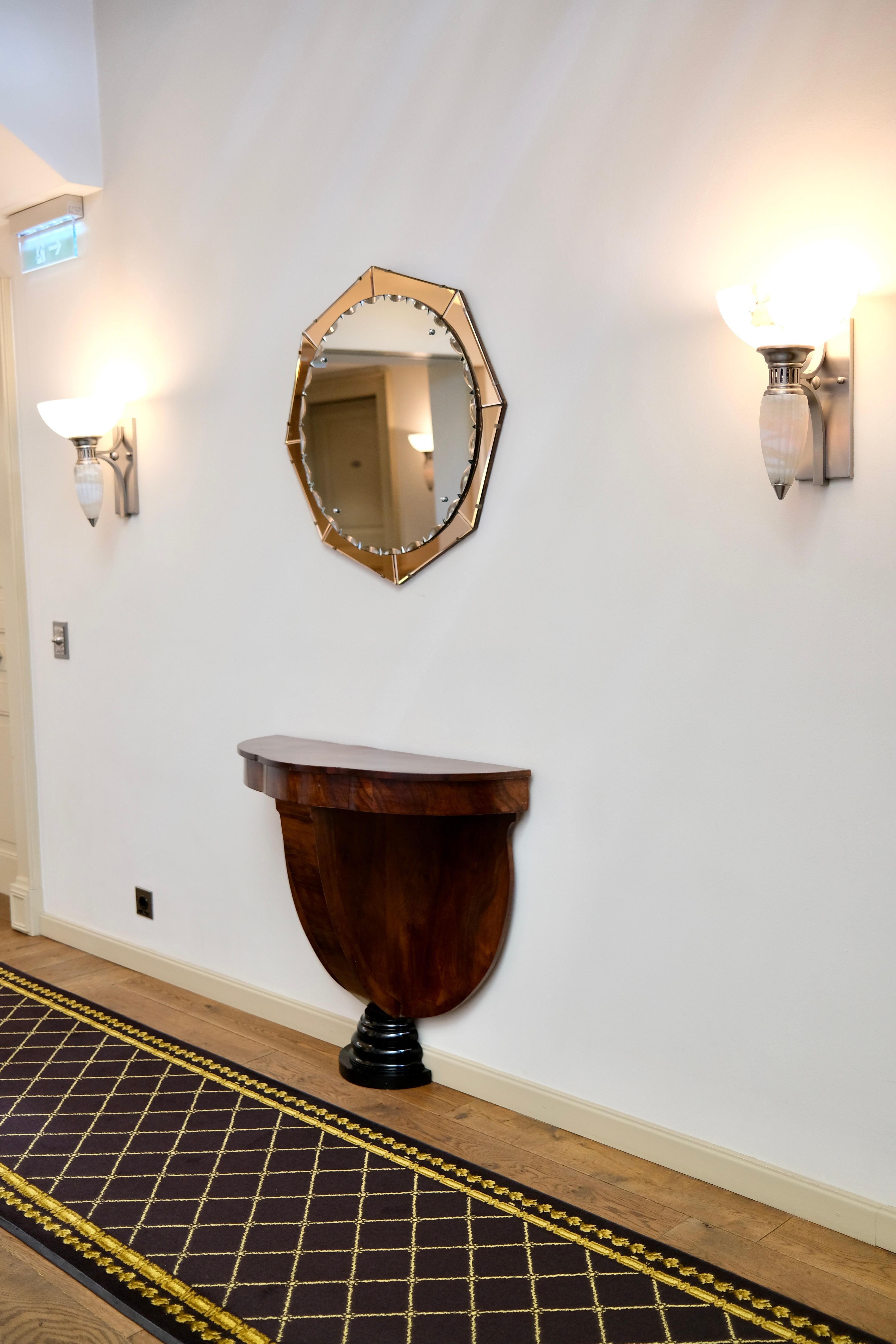 Console table with curves
Nutwood, high gloss lacquered
Black base

Original Art Deco, France 1930s

Dimensions:
Width: 90 cm
Height: 80 cm
Depth: 33 cm. 