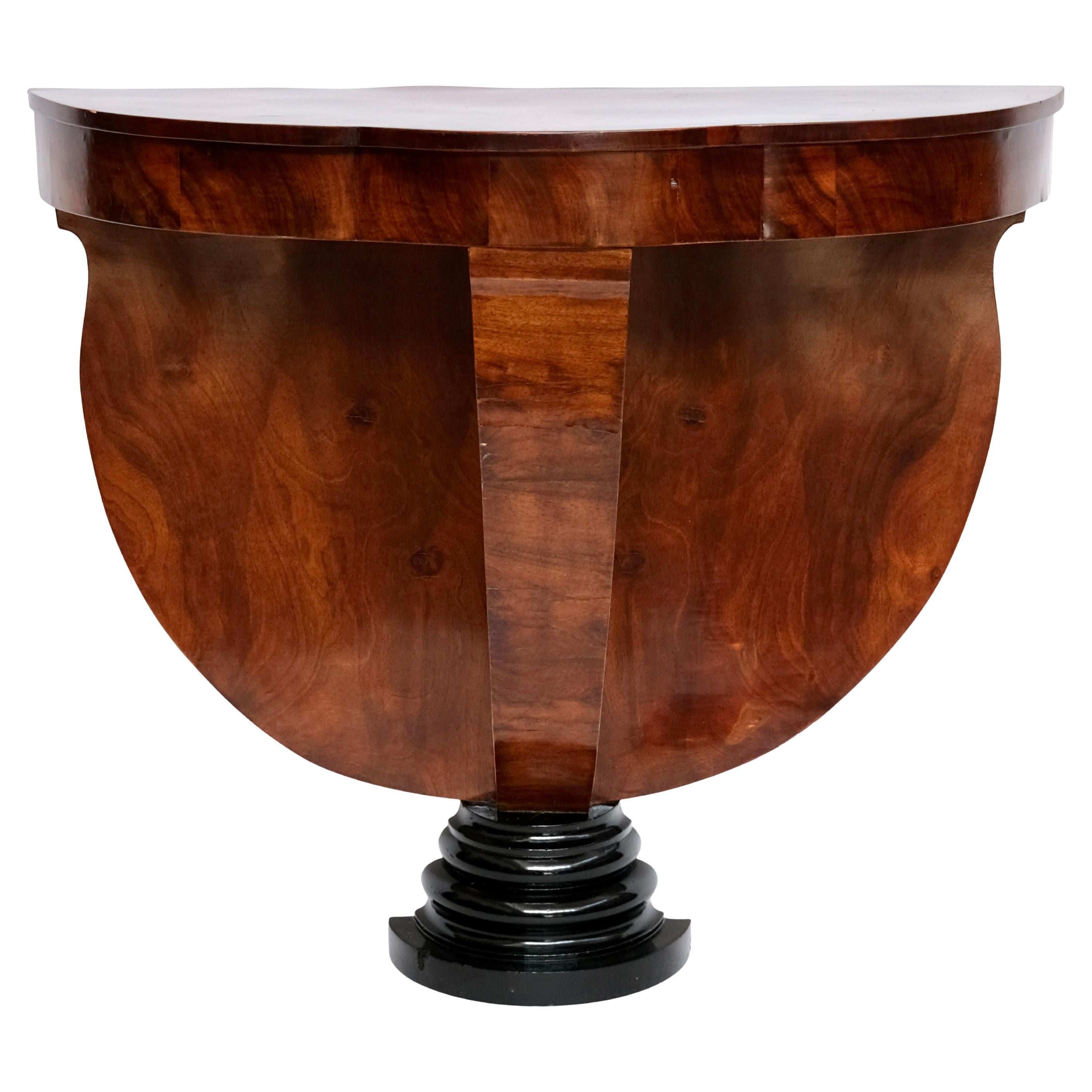Table console courbée Art Déco français des années 1930 en bois de noyer et noir en vente