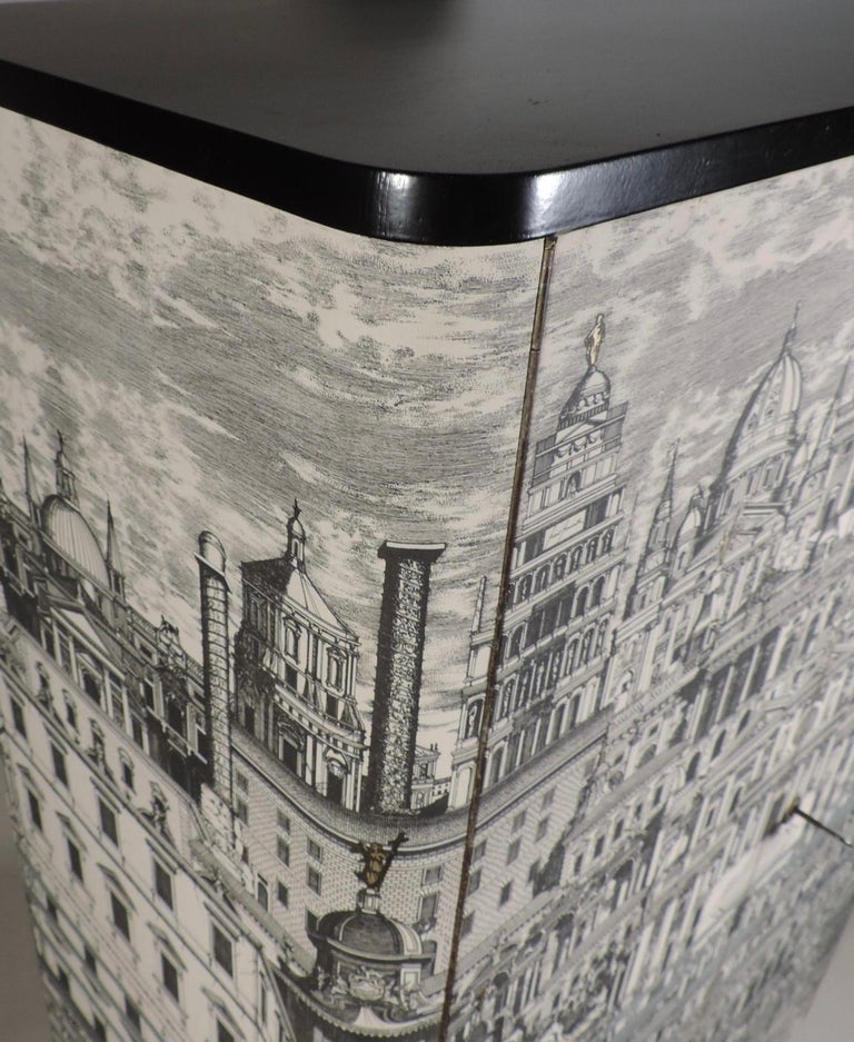 Petite armoire ou meuble de rangement incurvée des années 1930 avec