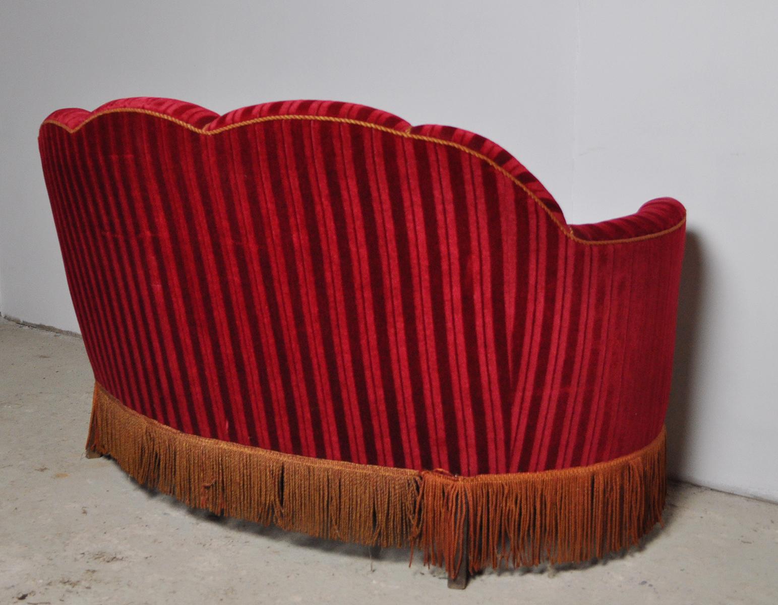 Geschwungenes Sofa aus den 1930er Jahren mit Originalpolsterung 5