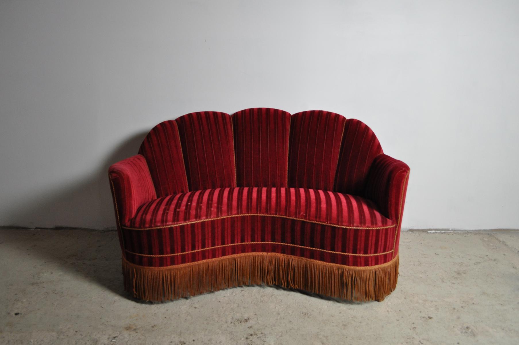 Geschwungenes Sofa aus den 1930er Jahren mit originaler Polsterung der Rückenlehne mit Rillen. 

Guter Vintage-Zustand. Patiniert mit alters- und gebrauchsbedingten Gebrauchsspuren. 
Es wird empfohlen:: den Stoff auf der Sitzfläche zu wechseln.