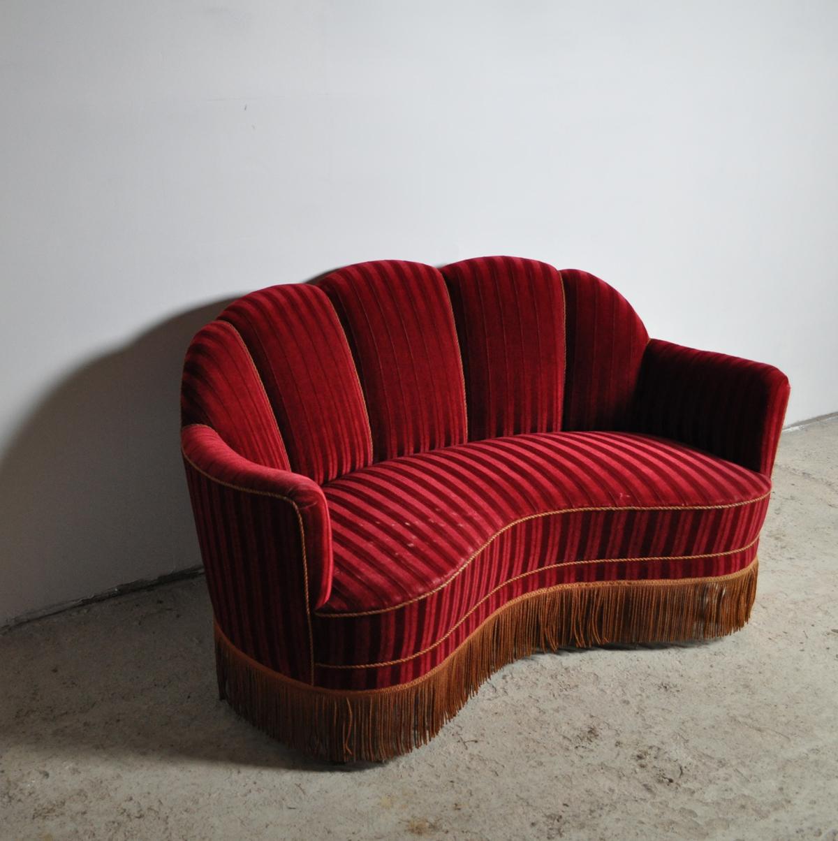 Geschwungenes Sofa aus den 1930er Jahren mit Originalpolsterung im Zustand „Gut“ in Vordingborg, DK