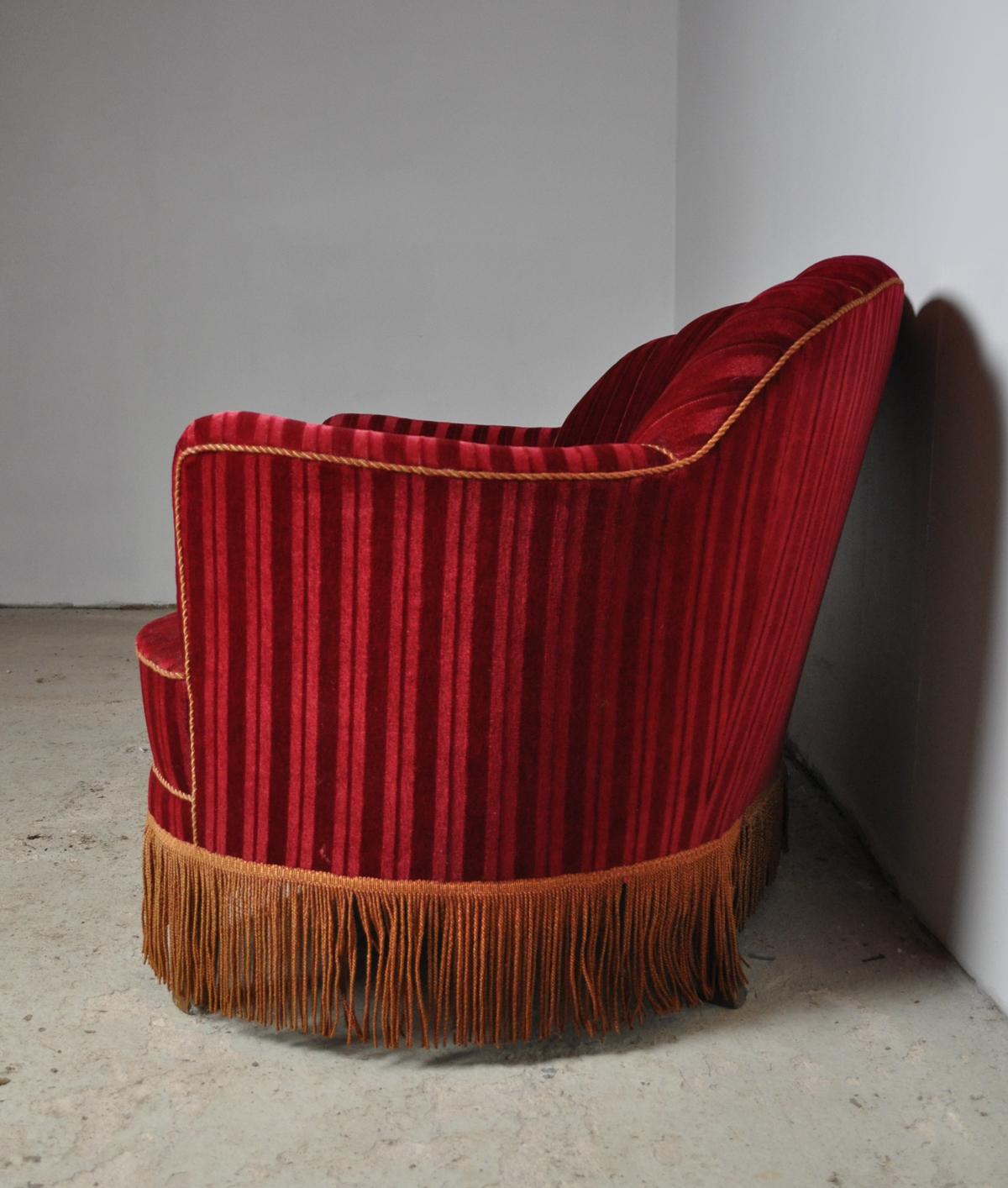 Geschwungenes Sofa aus den 1930er Jahren mit Originalpolsterung (20. Jahrhundert)
