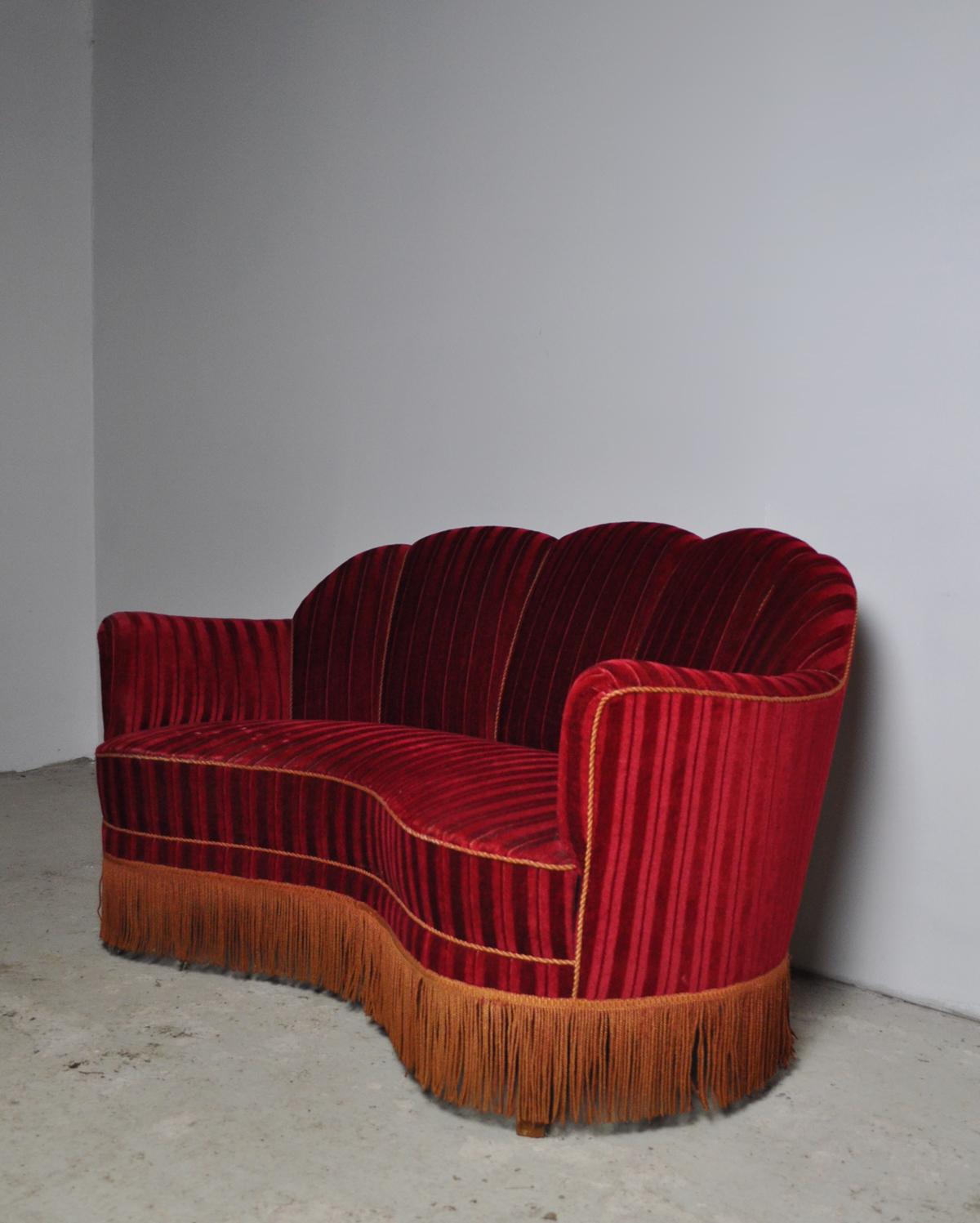Geschwungenes Sofa aus den 1930er Jahren mit Originalpolsterung (Samt)